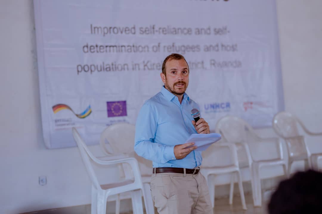 EUinRW's tweet photo. From skills to jobs, from partnership to lasting impact. Through #DutereIntambwe, the EU has worked with @RwandaGov and partners to advance economic inclusion and resilience for refugees and host communities
Together, we're investing in sustainable futures.
🇪🇺 🤝🇷🇼
#GlobalGateway https://t.co/UiJcyp9TPO