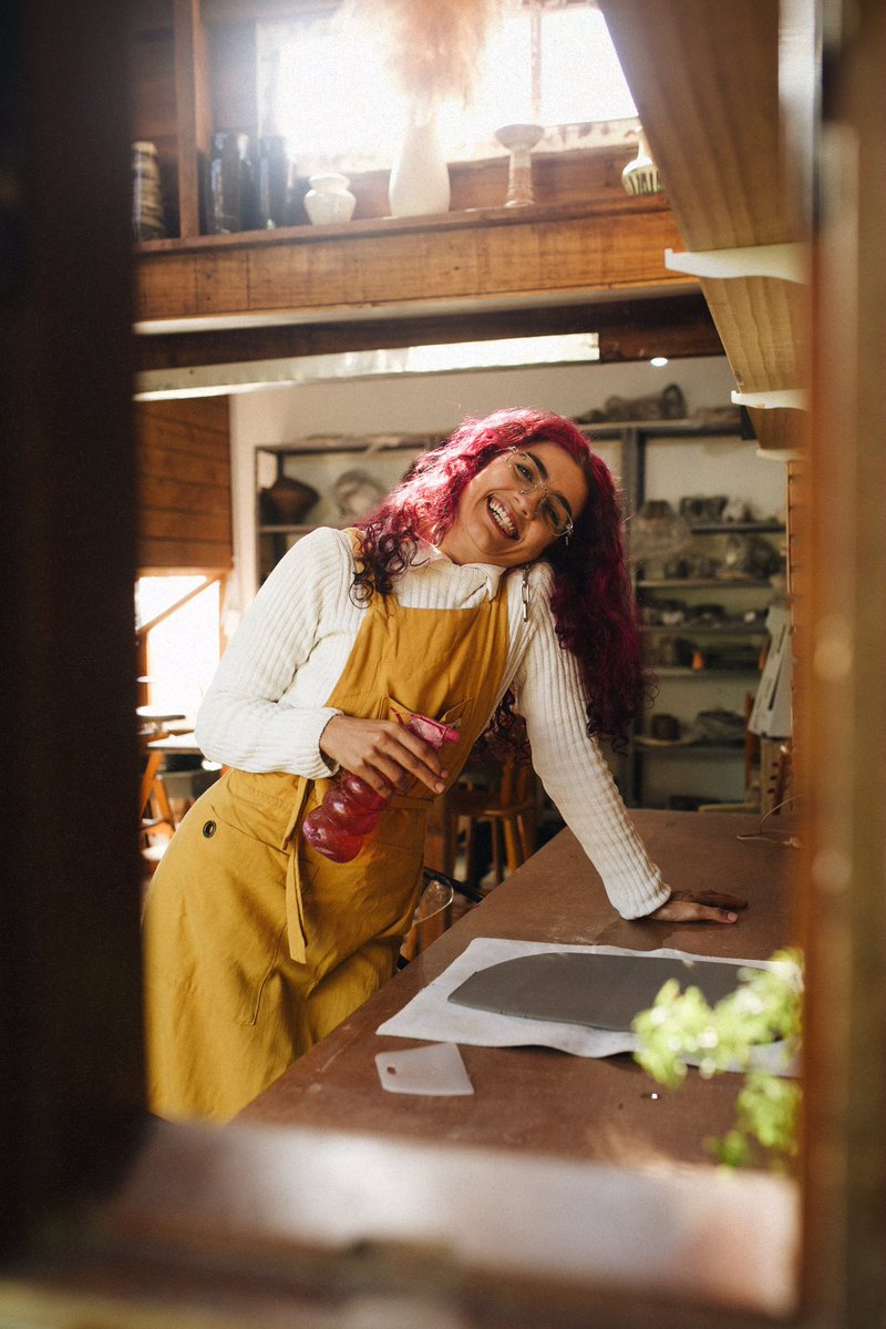 venusboeing's tweet photo. magina ce chegar pra ter aula de ceramica e sua profe ser ✨💫this silly girl💫✨ https://t.co/qMTYSUIPvF
