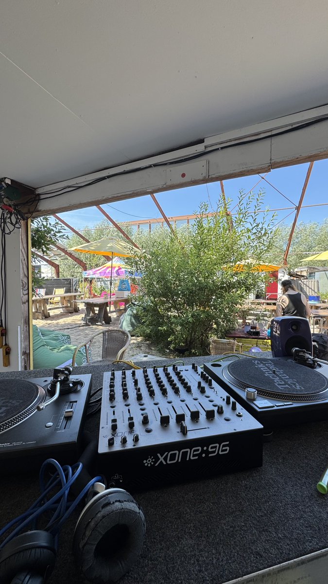 greeneffect_jp's tweet photo. 今日はこれから野外イベントでDJ
暑い1日になりそう🌞
ずーっとれこーどかけてます https://t.co/CyZVaX55GT