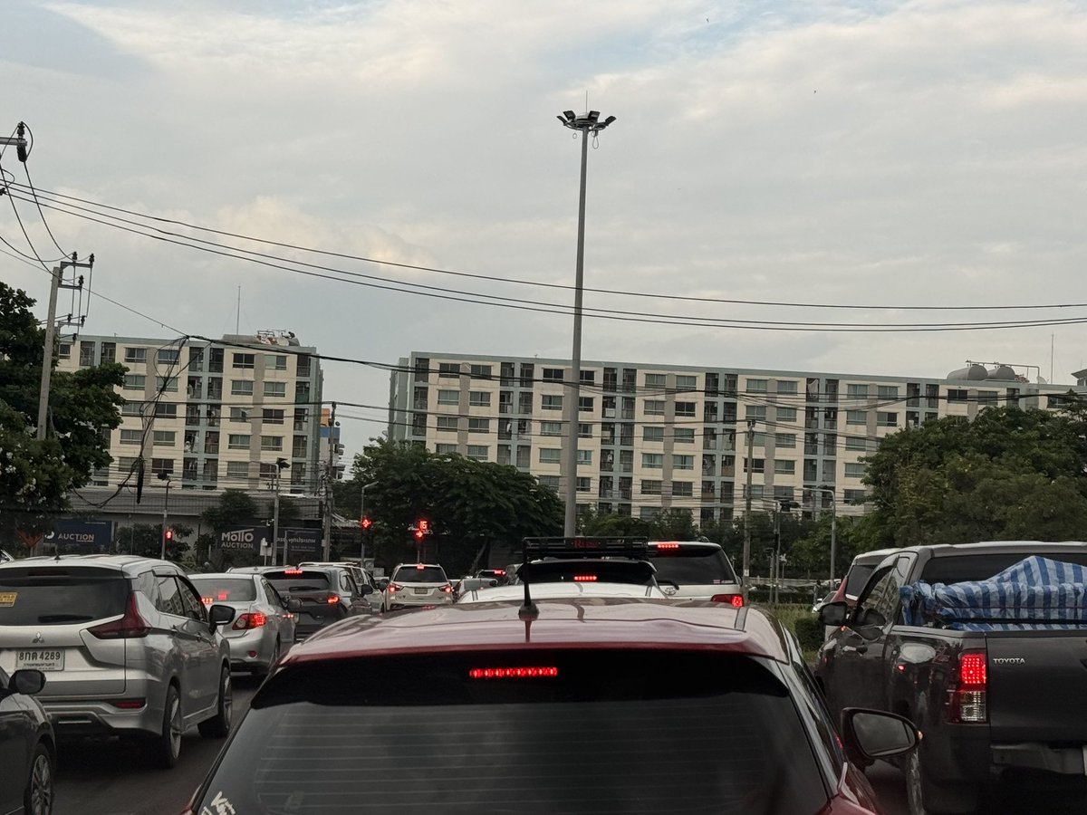 BkkCommuter's tweet photo. @js100radio วงแหวนกาญจนาลงแยกอ่อนนุชประเวศติดขัดหนาแน่น พบเห็นรถขนเนื้อหมูทะเบียนหลังไม่ชัดเจนอยากให้ตรวจสอบ https://t.co/pGMLruNn1p