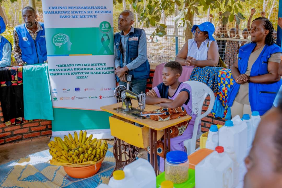 EUinRW's tweet photo. From skills to jobs, from partnership to lasting impact. Through #DutereIntambwe, the EU has worked with @RwandaGov and partners to advance economic inclusion and resilience for refugees and host communities
Together, we're investing in sustainable futures.
🇪🇺 🤝🇷🇼
#GlobalGateway https://t.co/UiJcyp9TPO