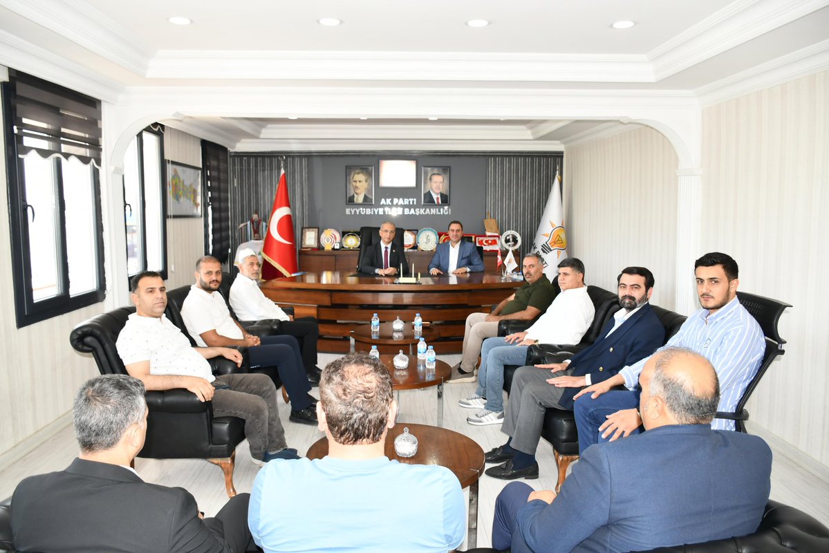 ProfDrDusak's tweet photo. 📍Eyyübiye 

AK Parti Eyyübiye İlçe Başkanlığımızı ziyaret ederek,

İlçe Başkanımız Süleyman Elgün, Gençlik Kolları Başkanımız Salih Aldeniz, ve Teşkilatımız ile bir araya geldik.

Birliğimiz, beraberliğimiz ve kardeşliğimiz daim olsun.

 #Eyyübiye

@bybekirbozdag @milhamigunbegi @abuyukgumus @ElgunSuleyman @EyyubiyeAkParti @SalihAldeniz5