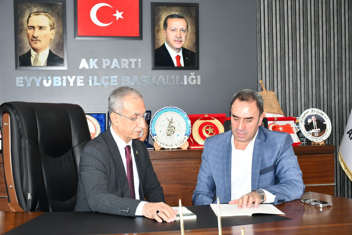 ProfDrDusak's tweet photo. 📍Eyyübiye 

AK Parti Eyyübiye İlçe Başkanlığımızı ziyaret ederek,

İlçe Başkanımız Süleyman Elgün, Gençlik Kolları Başkanımız Salih Aldeniz, ve Teşkilatımız ile bir araya geldik.

Birliğimiz, beraberliğimiz ve kardeşliğimiz daim olsun.

 #Eyyübiye

@bybekirbozdag @milhamigunbegi @abuyukgumus @ElgunSuleyman @EyyubiyeAkParti @SalihAldeniz5