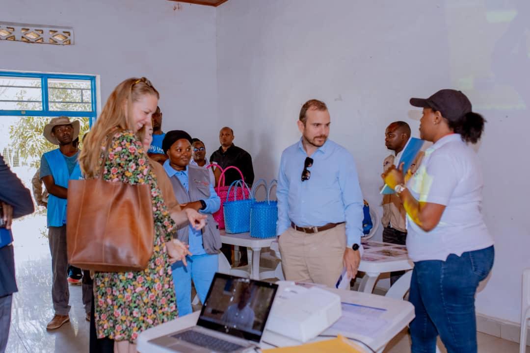 EUinRW's tweet photo. From skills to jobs, from partnership to lasting impact. Through #DutereIntambwe, the EU has worked with @RwandaGov and partners to advance economic inclusion and resilience for refugees and host communities
Together, we're investing in sustainable futures.
🇪🇺 🤝🇷🇼
#GlobalGateway https://t.co/UiJcyp9TPO