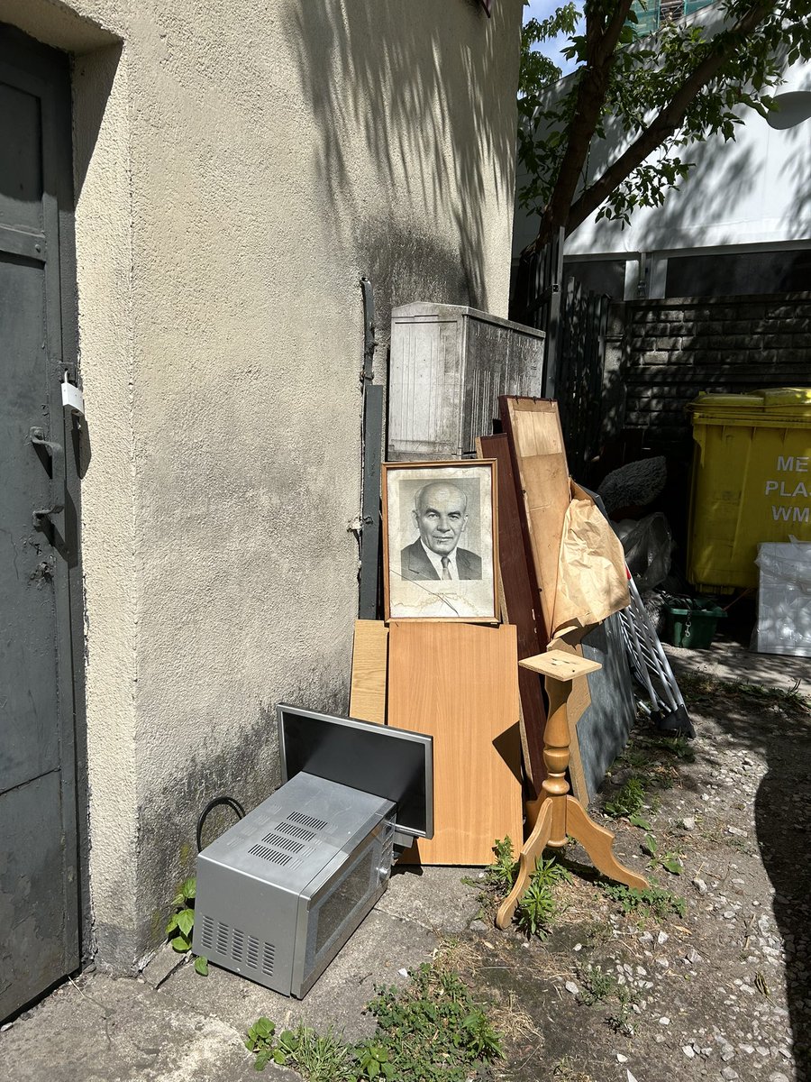gamrot's tweet photo. Mój sąsiad, stary pzprowiec widzę w końcu pogodził się z upadkiem komuny. Towarzyszu, lepiej późno niż później! https://t.co/TJb4Q3dczz