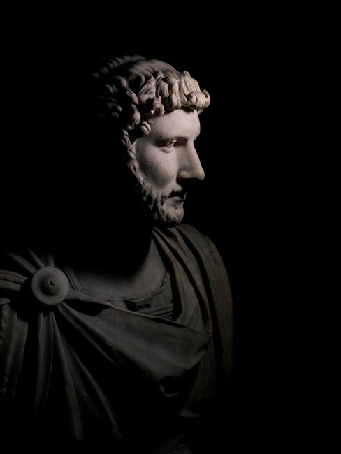 antigua_roma's tweet photo. Adriano murió a los 62 años por una insuficiencia cardiaca. Se cuenta que sufrió mucho antes de morir, intentando suicidarse en varias ocasiones. https://t.co/yOMcgBy8Um