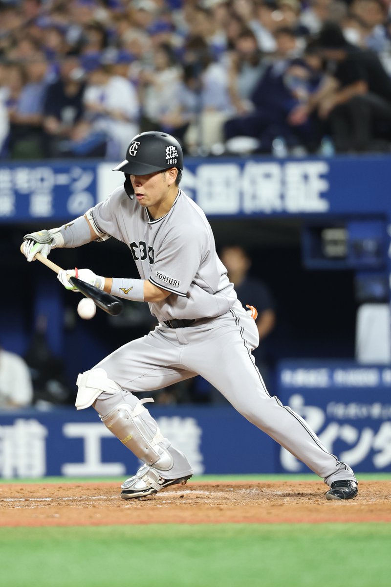 五回表】巨人 4-3 DeNA #大城卓三 選手が送りバントをきめ、1死二塁と