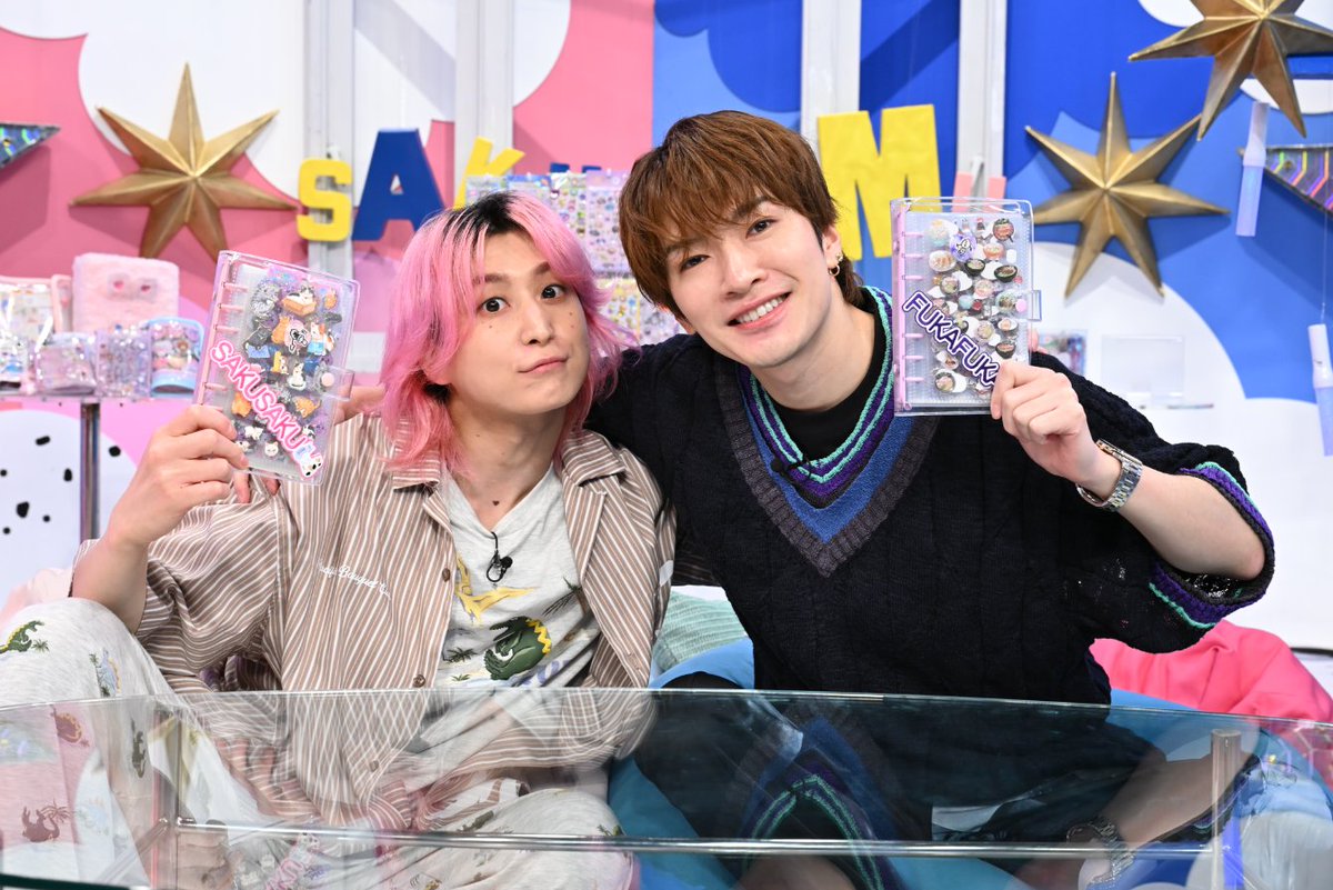 oricon's tweet photo. 深澤辰哉、『サクサクヒムヒム』2週連続参戦‼️
人生初のシール交換に大満足✨️

佐久間大介には痛烈ツッコミも…💥
「全然シル活わかってねえな」
https://t.co/pSWt8bTgZK https://t.co/wsf4plfeIU
