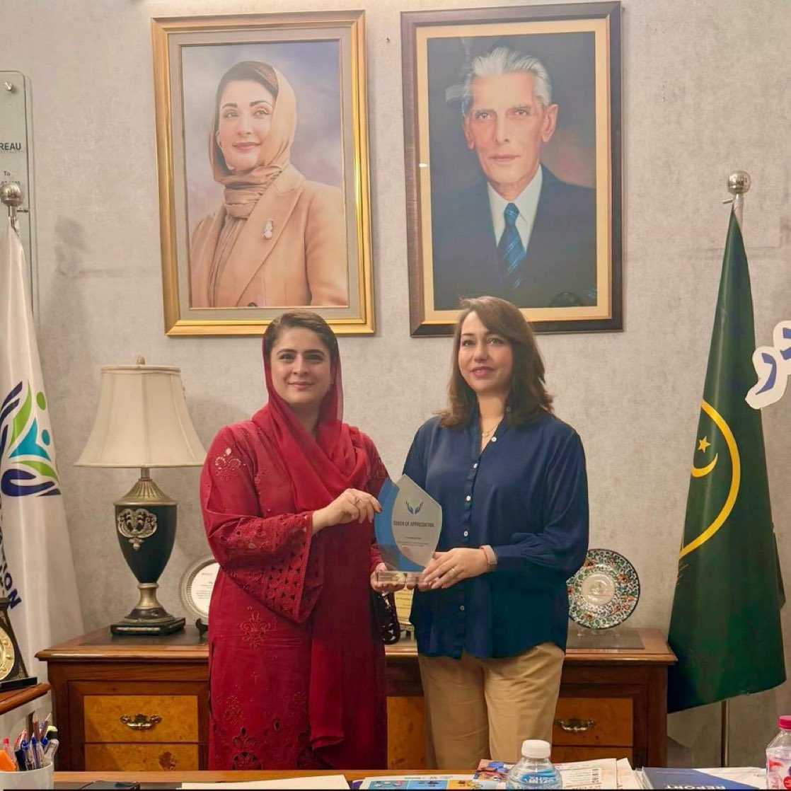 chaudhry_khaula's tweet photo. کیا قائدِ اعظم کے برابر کی مریم صفدر ہے جو اسکی فوٹو دیوار پر قائدِاعظم کی فوٹو کے ساتھ لٹکا دی ہے؟ https://t.co/jIrx1XkHs8