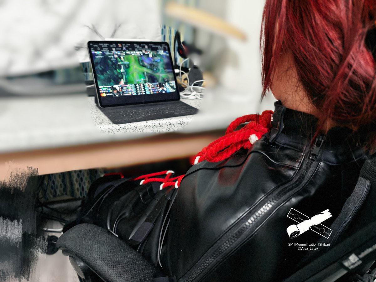 Alex_Latex_'s tweet photo. 在将 kk 放入睡袋的当天，也同时是英雄联盟的比赛日，于是乎戏剧化的一幕出现了，明明是被物化在睡袋里，但又十分惬意地看着直播🖥️
睡袋设计&amp;店铺@D_GateLore_APH 
#物化 #全包 #mummification https://t.co/E18erGvv0R