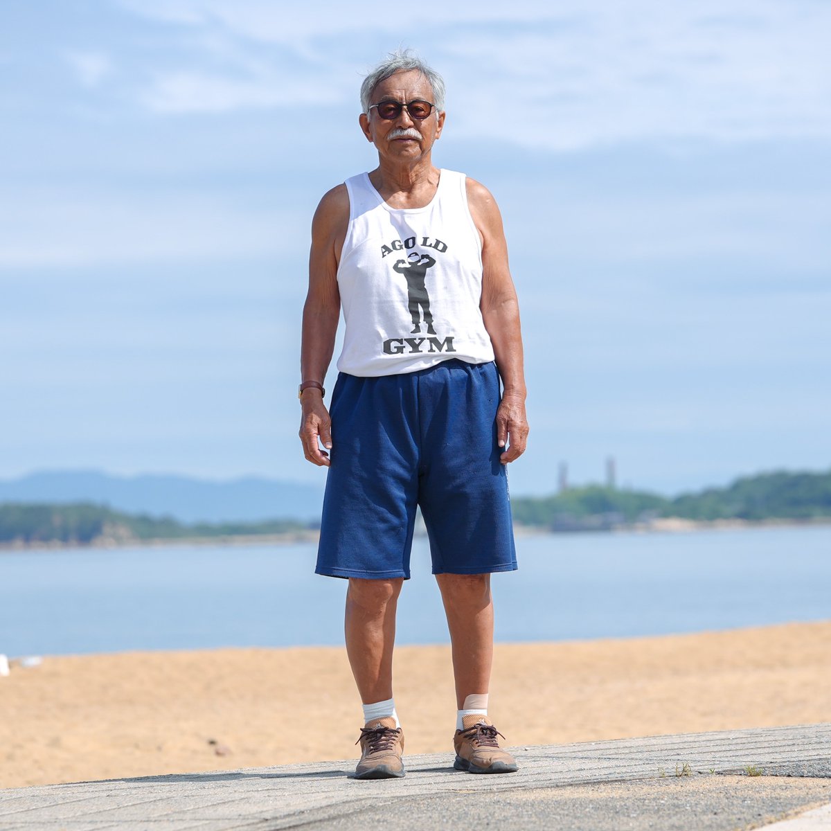antibcsc's tweet photo. コレクションにタンクトップが初登場。

適度に厚みを持たせた生地により、一枚でも着映えする存在感を備えます。
インナーとして使用したり、トレーニング時などに是非ご活用ください。

モデルはどう見てもAI生成に見えますが、実在する地元のおじいさんです。
名はニコラです。

https://t.co/ANmdMKlflA