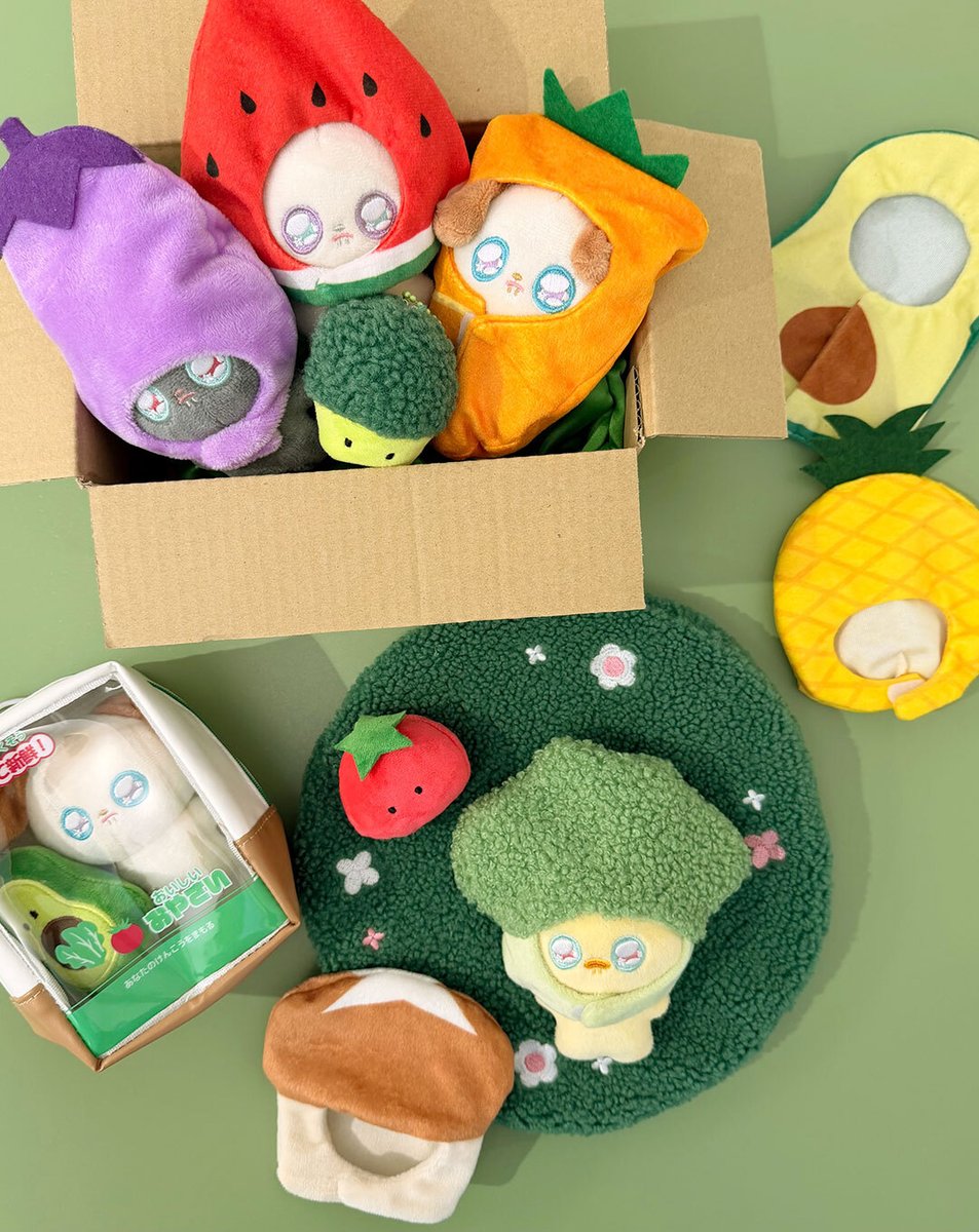thankyoumart's tweet photo. •.\📦 7月17日(金)より店頭販売スタート🥕 /.•

新作推し活グッズシリーズ、
「とれたて！新鮮推し野菜！」アイテム🎶

「ぬいぐるみ用着ぐるみ」や「ぬいポーチ」で
新鮮でかわいい推し、収穫しちゃお🍅✨

🥑店頭販売：7月17日(金)～入荷順次
🥑WEB先行予約：好評受付中
https://t.co/yxBXxryuCq https://t.co/YxnzQDYTRP