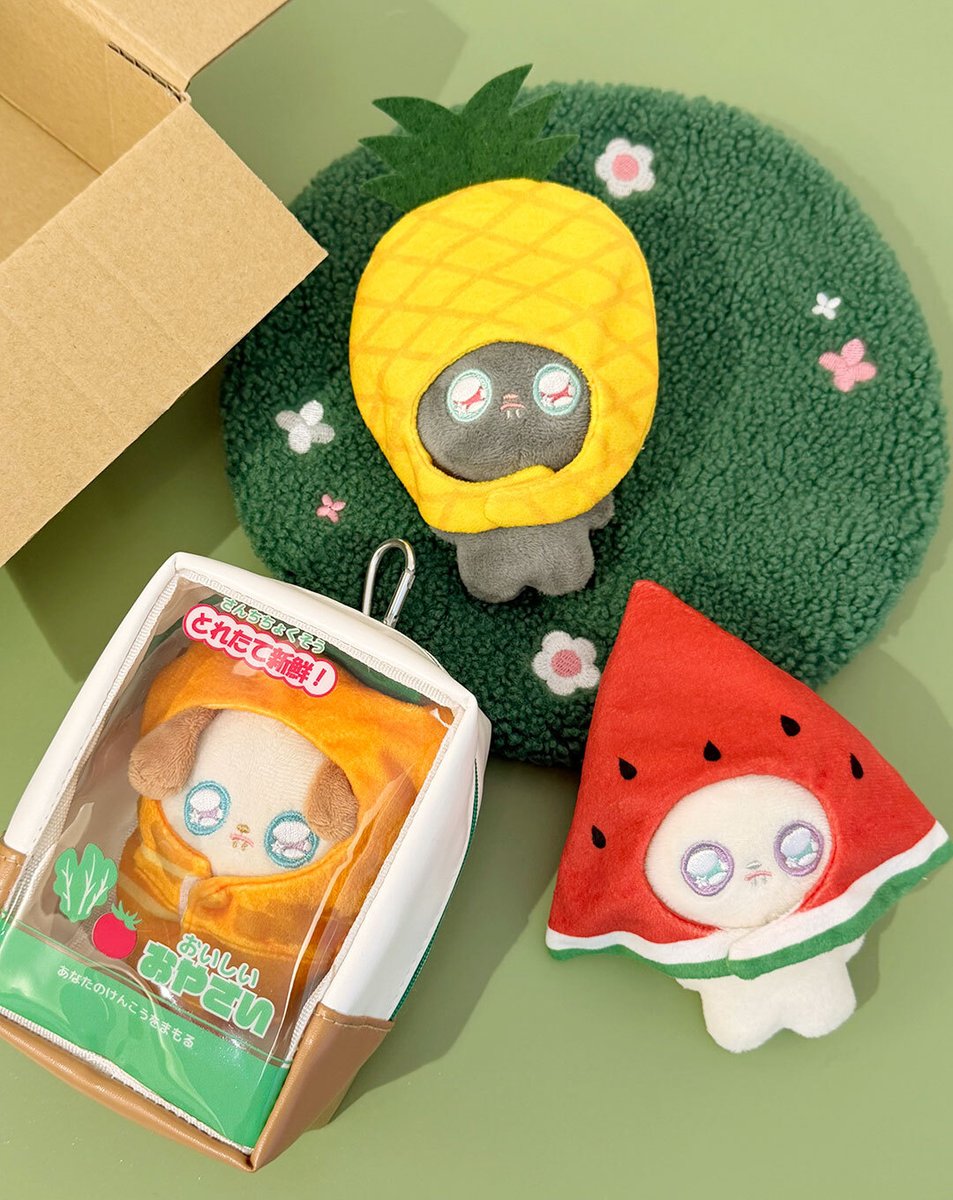 thankyoumart's tweet photo. •.\📦 7月17日(金)より店頭販売スタート🥕 /.•

新作推し活グッズシリーズ、
「とれたて！新鮮推し野菜！」アイテム🎶

「ぬいぐるみ用着ぐるみ」や「ぬいポーチ」で
新鮮でかわいい推し、収穫しちゃお🍅✨

🥑店頭販売：7月17日(金)～入荷順次
🥑WEB先行予約：好評受付中
https://t.co/yxBXxryuCq https://t.co/YxnzQDYTRP