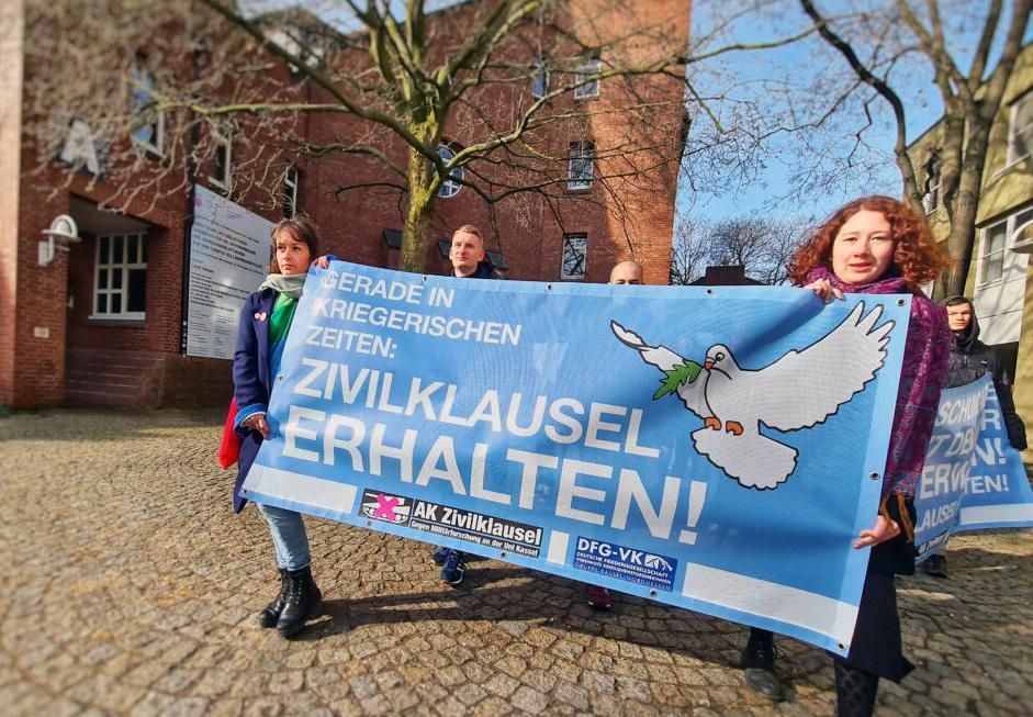UnsereZeit_UZ's tweet photo. Nach den #Schulstreiks gegen #Wehrpflicht, wächst auch der Widerstand an den Unis gegen #Militarisierung. In #Kassel konnte die #Zivilklausel verteidigt werden.  https://t.co/p3pE746iGN

Foto: Arbeitskreis Zivilklausel Kassel https://t.co/biw9MnAARF