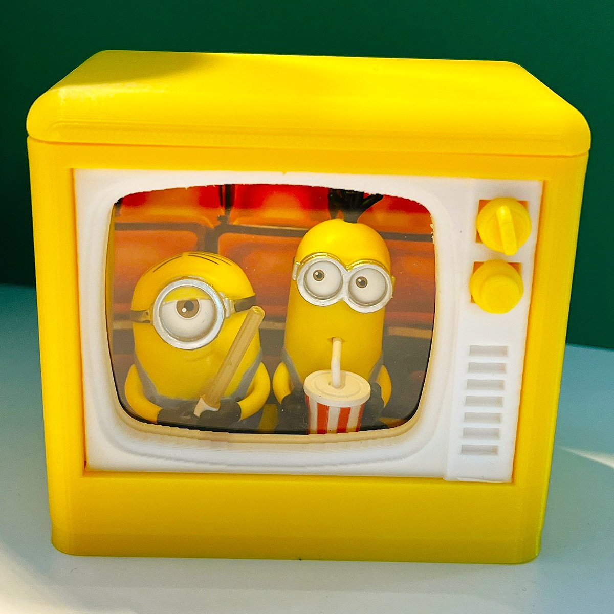 mitarashilab's tweet photo. カプセルトイの「ミニオンズ　もぐもぐFig.2」をレトロテレビに入れてみました📺

レトロテレビのフィギュアケースもワンフェスで販売予定です。

#WF2026S https://t.co/EpNzCIbHPs
