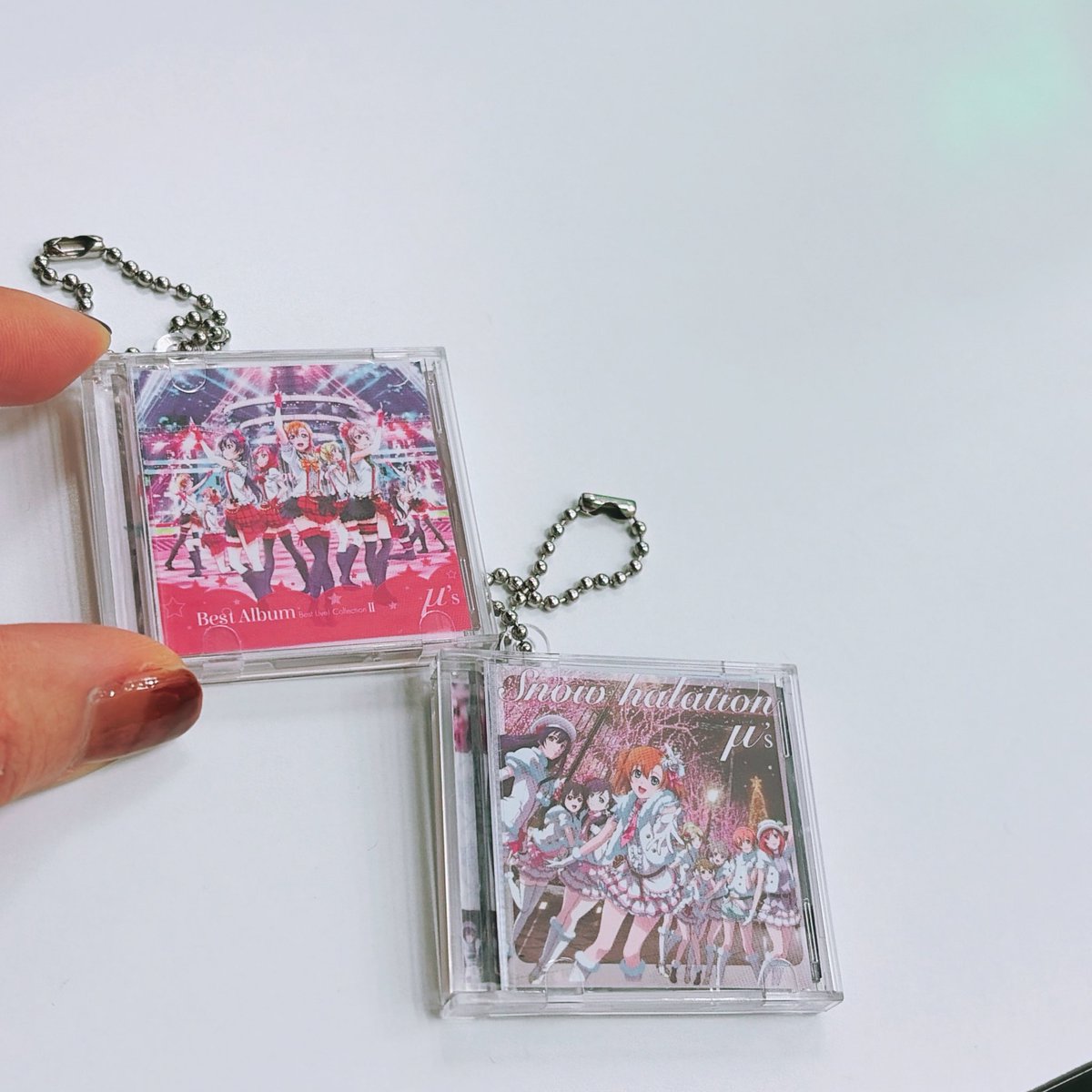 tokui_sorangley's tweet photo. みゆたんからμ'sのCDもらっちゃった🥹️❤️‍🔥️笑

スノハレの裏ジャケって、、、
もしかしてあの写真なんじゃ…と思ってドキドキしてひっくり返したら
可愛いμ'sちゃんで安心した🌝️💿️💿️

ちっちゃくてかわいい♡ https://t.co/KM4TlJGVbJ