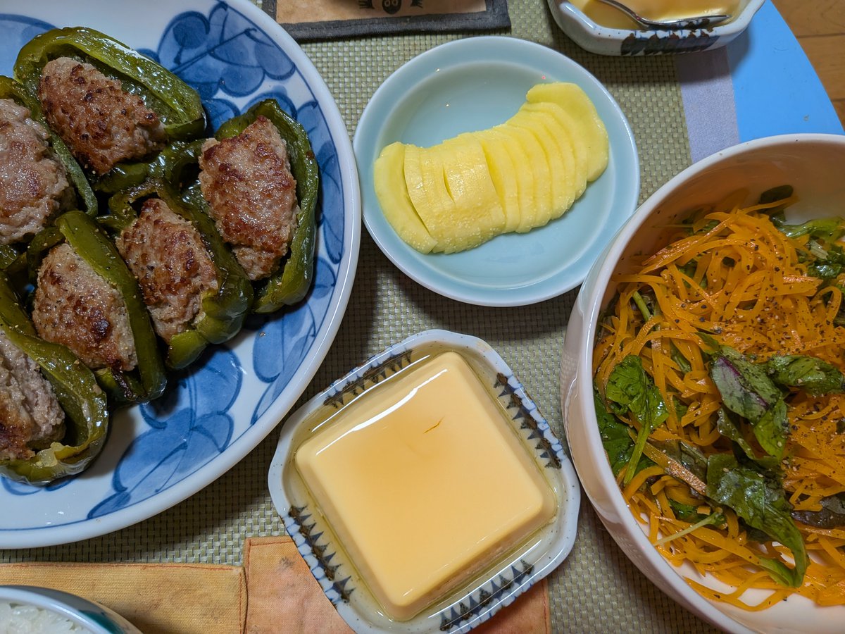 hattyo888's tweet photo. 夕飯。鶏胸と厚揚げの煮物、胡麻豆腐、白キクラゲスープ。
昨夜。ピーマンの肉詰、人参サラダ、玉子豆腐、沢庵。
煮物、普通。胡麻豆腐、タレがなくて練り胡麻に色々入れて自作したら偶然にも大成功。すごい美味い。
肉詰はバズレシピ。肉の味付がとても良い。人参は貝印のスライサ���大活躍。良き。 https://t.co/Tphkd0HrM9