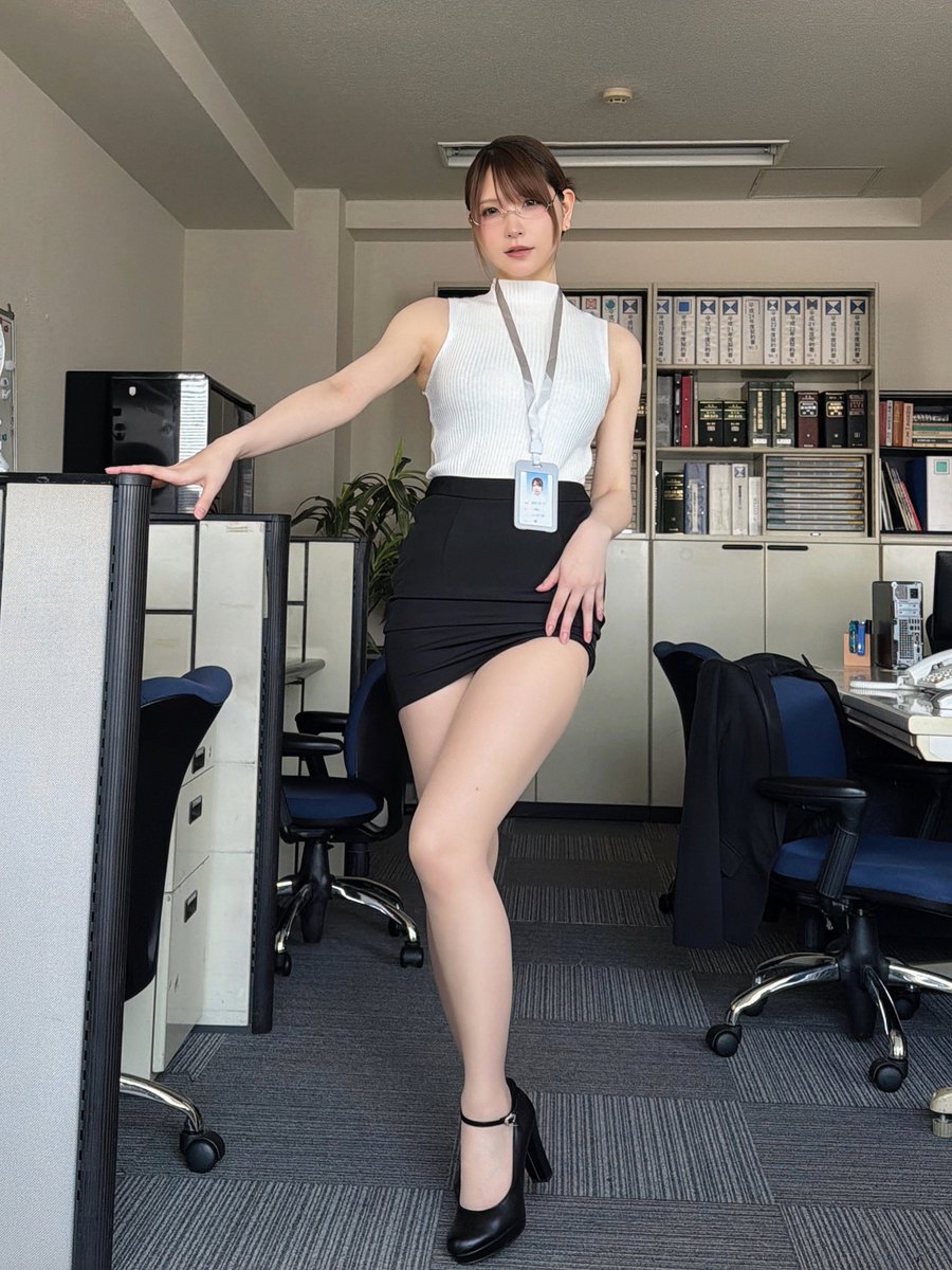 R_Ap8_'s tweet photo. 職場の同僚が脚が長い自慢してきてイライラする https://t.co/fbIYkmGiCg
