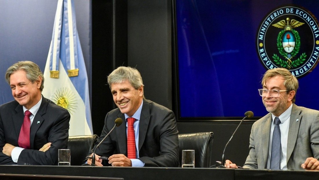 clarincom's tweet photo. LUEGO DEL PAGO A LOS BONISTAS, LA DEUDA ARGENTINA SUBIÓ Y EL RIESGO PAÍS SE ACERCÓ A LOS 400 PUNTOS

Los bonos argentinos en dólares subieron hasta 0,4% después del pago de US $2.500 millones a los bonistas bajo legislación extranjera. El riesgo país bajó cuatro unidades, hasta los 404 puntos, su menor nivel de la era Milei y cerca de perforar el piso de los 400.

El avance de la deuda fue apuntalado por la presentación del programa financiero para 2026 y 2027. En contraste, las acciones argentinas en Wall Street cerraron mayormente en baja, con retrocesos de hasta 2,9%.

(+) en Clarín: https://t.co/5S0YAxiqDF