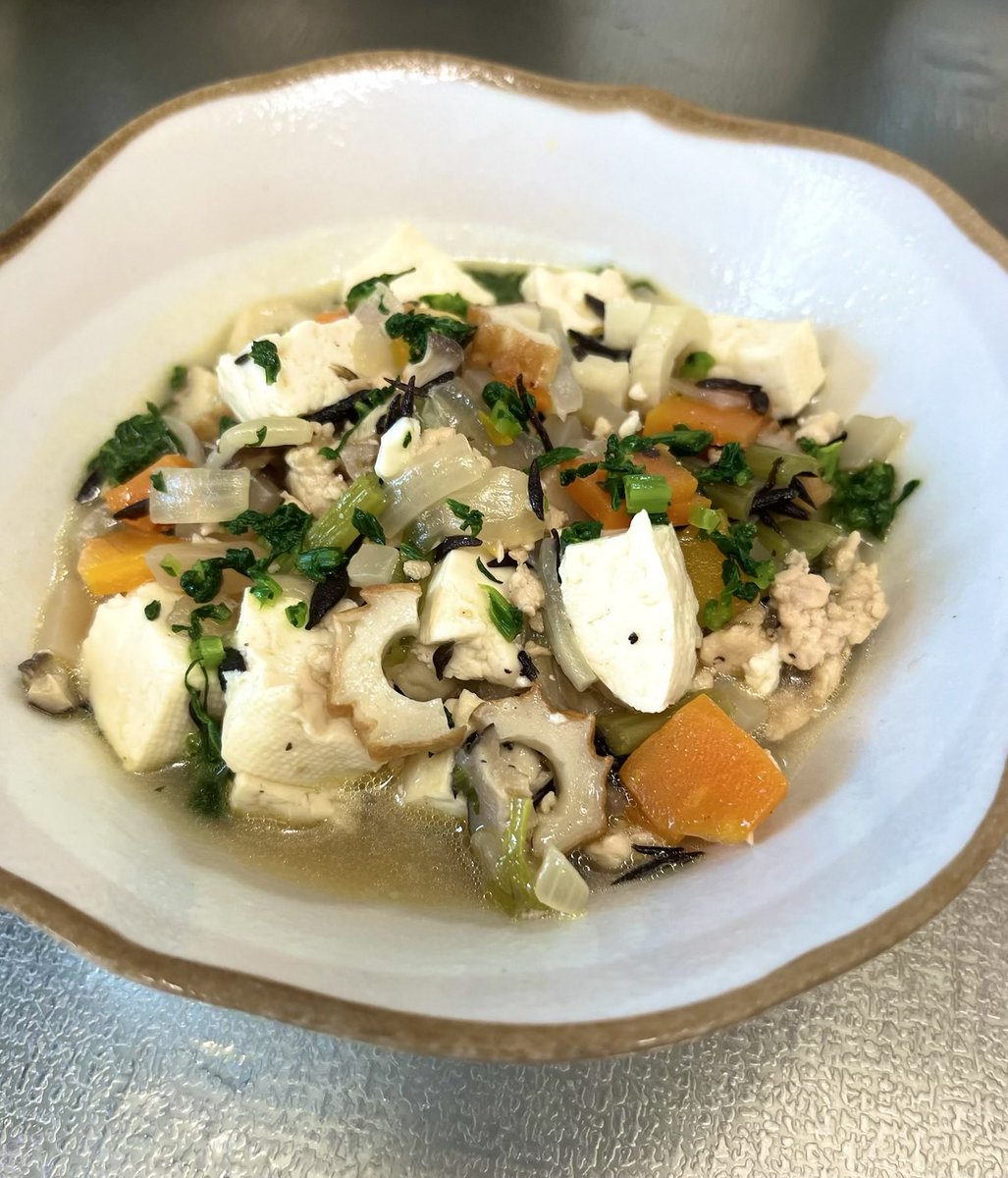 ttcookingstudio's tweet photo. 保育園給食業務。
幼児食、今日は炒り豆腐、ゴーヤのツナ和え、軟らかごはん、季節果物（🍈イバラキング）、おやつ（AM：ヨーグルト、PM：ごま塩おにぎり）。

嫌いにならない様に心して下処理したゴーヤ。ツナ効果もあってお残しなし❣️
たくさん食べて元気に大きくなぁれ😊

#T&amp;Tクッキングスタジオ https://t.co/rYduhSenXe