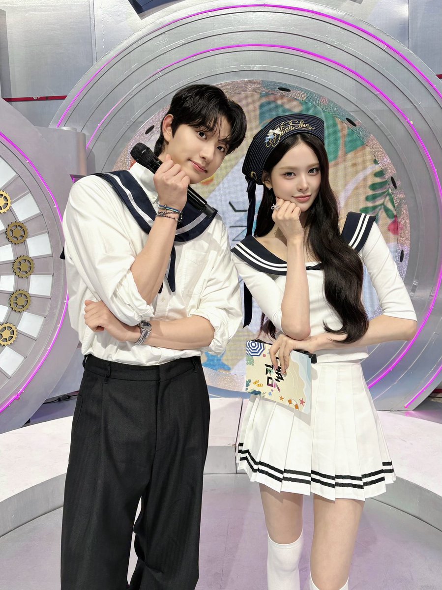 KBSMusicBank's tweet photo. 안녕하세요 예금주 여러분~🏦
요새 날씨가 너무 덥죠?🔥
그.래.서 뮤뱅에서 더운 여름을
이겨내는 방법을 알려드리려고 합니다!
그 방법은 바로바로...⁉️🐶🐱

더보기 https://t.co/m6SFSKr9Mn