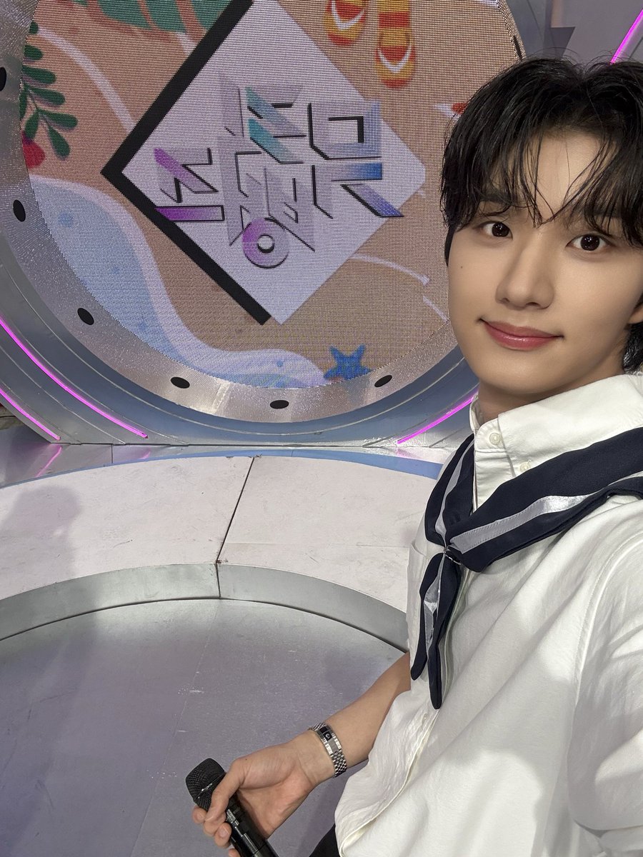 KBSMusicBank's tweet photo. 안녕하세요 예금주 여러분~🏦
요새 날씨가 너무 덥죠?🔥
그.래.서 뮤뱅에서 더운 여름을
이겨내는 방법을 알려드리려고 합니다!
그 방법은 바로바로...⁉️🐶🐱

더보기 https://t.co/m6SFSKr9Mn