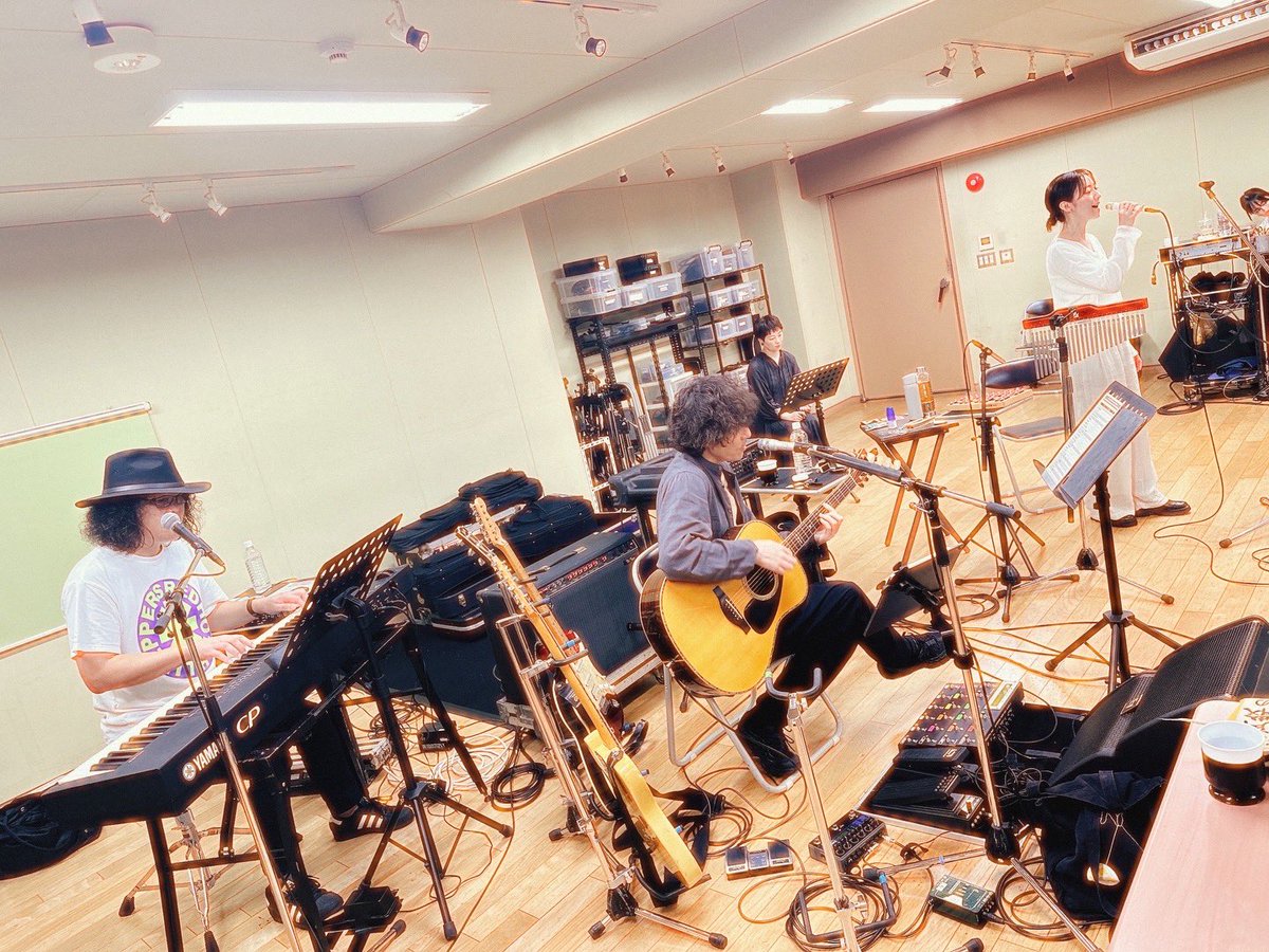 moumoon726YUKA's tweet photo. 先日は、7月26日(日)の20th Anniversary Liveのリハーサルでした☺️✨moumoon + 真藤敬利さん(Piano) で合わせているところ、根本理恵ちゃん(Violin)もスタジオへ駆けつけてくれました🫧
わくわく、楽しいエネルギーでいっぱいのリハーサル🎹✨理恵ちゃんの差し入れどら焼き美味しかった〜😋❣️ https://t.co/LOW4hxqLuq