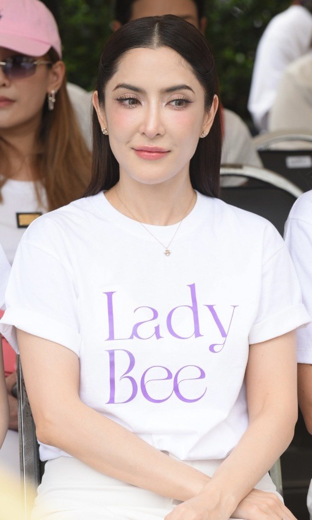NNEWs_Uent's tweet photo. “อิงฟ้า - พิ้งกี้- นาตาลี” ร่วมพิธีบวงสรวงเปิดตัวภาพยนตร์ “Lady  Bee”

📌https://t.co/WvH9Zqhtqv

เมื่อวันที่ 10 กรกฎาคม 2569 ที่ผ่านมา  “ไรท์เตอร์  แลบ”  ( Writer Lab )  ,  บริษัท มูฟวี่ สตูดิโอวีไอพี จำกัด โดยผู้บริหาร  คุณพรหมพัฒน ทรัพย์สถาพรณุภา  ,  บริษัท นอร์ธ สตาร์ โปรดักชั่น จำกัด  โดย 2 กรรมการบริหาร คุณกัญญารัตน์  จิรรัชชกิจ , คุณจิตติมา  จารุเสถียร  และ  บริษัท ตาชำนิ จำกัด (มหาชน) โดย คุณปัณดา ปุณโณทก และกลุ่ม Velvet Elite กลุ่มนักธุรกิจผู้หญิงเก่ง ที่มีใจรักเรื่องงาน Entertainment มารวมตัวกันเพื่อสนับสนุนงานดีๆ ทั้งห้าได้ผนึกกำลังกันเพื่อเปิดตัวภาพยนตร์เรื่อง  “Lady Bee” พร้อมจัดพิธีบวงสรวง ณ ลานพระพิฆเนศ ลานด้านหน้าศูนย์การค้าเซ็นทรัลเวิลด์

นำทีมโดย “อิงฟ้า  อิงฟ้า วราหะ ”, “พิ้งกี้  สาวิกา ไชยเดช”, “นาตาลี เกลโบวา”, “พลอย  นาราภัทร ศุภเกียรติกำจร”, “ตังโก้  ฐิตินันต์ รัตนฐิตินันต์”,  “แพท วิณณวิชญ์ ศรีประสงค์” พร้อมด้วย  ผู้กำกับหญิง “แก้ว-ฉัตรแก้ว สุศิวะ”, อ้อย-อินทิรา ทัพวงศ์(ผู้ออกแบบเครื่องแต่งกาย),  อุ้ม-ลลิตา ชาญทองคำ (ผู้กำกับศิลป์) ซึ่งมี  “คุณยอด สุขวิวัฒน์” (CEO บริษัท ไรท์เตอร์ แลบ จำกัด) เอ็กเซ็กคิวทีฟโปรดิวเซอร์ และ “คุณพันธุ์ธัมม์ ทองสังข์” โปรดิวเซอร์ ของงานภาพยนตร์เรื่องนี้ และในพิธีอันสำคัญวันนี้ เราได้รับเกียรติจากคุณปราณิสา เตียวพิพิธพร ผู้อำนวยการกองส่งเสริมวัฒนธรรมสร้างสรรค์ กรมส่งเสริมวัฒนธรรมสร้างสรรค์ จากกระทรวงวัฒนธรรม ได้ให้เกียรติมาร่วมงานด้วย

เมื่อเสร็จสิ้นพิธี คุณปราณิสา เตียวพิพิธพร ผู้อำนวยการกองส่งเสริมวัฒนธรรมสร้างสรรค์ กรมส่งเสริมวัฒนธรรมสร้างสรรค์ จากกระทรวงวัฒนธรรม ,   ผู้บริหาร  , ผู้กำกับ  ก็ได้มาร่วมกันถ่ายภาพกับทีมนักแสดงและให้สัมภาษณ์กับสื่อมวลชน

“Lady Bee”  ภาพยนตร์ที่หยิบยก “เรื่องของจัน ดารา” นวนิยายเชิงสังวาสระดับคลาสสิกของไทยมาตีความใหม่ ผ่านมุมมองและจิตวิญญาณของ “คุณบุญเลื่อง” ตัวละครหญิงระดับไอคอนิกที่ผู้คนคุ้นเคย แต่ไม่เคยมีใครได้ล่วงรู้ถึงเบื้องลึกในจิตใจ ตัวตนที่แท้จริง และบาดแผลที่หล่อหลอมให้เธอเป็นเธอในทุกวันนี้  เตรียมพบกับความสดใหม่  ในภาพยนตร์  “Lady Bee” ภาพยนตร์ที่เล่าเรื่องของผู้หญิง สร้างโดยผู้หญิง เพื่อผู้หญิง และผู้อ่านนวนิยายทุกท่าน เร็วๆ นี้  

ติดตามความเคลื่อนไหวของภาพยนตร์ได้ทาง
Facebook : Lady Bee
Instagram : X และ TikTok: @LadyBeeMovie
Youtube : @Lady_Bee_Movie

#LadyBee_บวงสรวง #LadyBee #คุณบุญเลื่อง