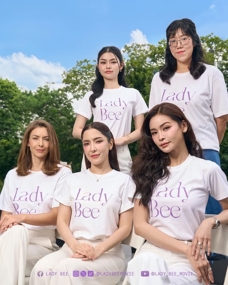 NNEWs_Uent's tweet photo. “อิงฟ้า - พิ้งกี้- นาตาลี” ร่วมพิธีบวงสรวงเปิดตัวภาพยนตร์ “Lady  Bee”

📌https://t.co/WvH9Zqhtqv

เมื่อวันที่ 10 กรกฎาคม 2569 ที่ผ่านมา  “ไรท์เตอร์  แลบ”  ( Writer Lab )  ,  บริษัท มูฟวี่ สตูดิโอวีไอพี จำกัด โดยผู้บริหาร  คุณพรหมพัฒน ทรัพย์สถาพรณุภา  ,  บริษัท นอร์ธ สตาร์ โปรดักชั่น จำกัด  โดย 2 กรรมการบริหาร คุณกัญญารัตน์  จิรรัชชกิจ , คุณจิตติมา  จารุเสถียร  และ  บริษัท ตาชำนิ จำกัด (มหาชน) โดย คุณปัณดา ปุณโณทก และกลุ่ม Velvet Elite กลุ่มนักธุรกิจผู้หญิงเก่ง ที่มีใจรักเรื่องงาน Entertainment มารวมตัวกันเพื่อสนับสนุนงานดีๆ ทั้งห้าได้ผนึกกำลังกันเพื่อเปิดตัวภาพยนตร์เรื่อง  “Lady Bee” พร้อมจัดพิธีบวงสรวง ณ ลานพระพิฆเนศ ลานด้านหน้าศูนย์การค้าเซ็นทรัลเวิลด์

นำทีมโดย “อิงฟ้า  อิงฟ้า วราหะ ”, “พิ้งกี้  สาวิกา ไชยเดช”, “นาตาลี เกลโบวา”, “พลอย  นาราภัทร ศุภเกียรติกำจร”, “ตังโก้  ฐิตินันต์ รัตนฐิตินันต์”,  “แพท วิณณวิชญ์ ศรีประสงค์” พร้อมด้วย  ผู้กำกับหญิง “แก้ว-ฉัตรแก้ว สุศิวะ”, อ้อย-อินทิรา ทัพวงศ์(ผู้ออกแบบเครื่องแต่งกาย),  อุ้ม-ลลิตา ชาญทองคำ (ผู้กำกับศิลป์) ซึ่งมี  “คุณยอด สุขวิวัฒน์” (CEO บริษัท ไรท์เตอร์ แลบ จำกัด) เอ็กเซ็กคิวทีฟโปรดิวเซอร์ และ “คุณพันธุ์ธัมม์ ทองสังข์” โปรดิวเซอร์ ของงานภาพยนตร์เรื่องนี้ และในพิธีอันสำคัญวันนี้ เราได้รับเกียรติจากคุณปราณิสา เตียวพิพิธพร ผู้อำนวยการกองส่งเสริมวัฒนธรรมสร้างสรรค์ กรมส่งเสริมวัฒนธรรมสร้างสรรค์ จากกระทรวงวัฒนธรรม ได้ให้เกียรติมาร่วมงานด้วย

เมื่อเสร็จสิ้นพิธี คุณปราณิสา เตียวพิพิธพร ผู้อำนวยการกองส่งเสริมวัฒนธรรมสร้างสรรค์ กรมส่งเสริมวัฒนธรรมสร้างสรรค์ จากกระทรวงวัฒนธรรม ,   ผู้บริหาร  , ผู้กำกับ  ก็ได้มาร่วมกันถ่ายภาพกับทีมนักแสดงและให้สัมภาษณ์กับสื่อมวลชน

“Lady Bee”  ภาพยนตร์ที่หยิบยก “เรื่องของจัน ดารา” นวนิยายเชิงสังวาสระดับคลาสสิกของไทยมาตีความใหม่ ผ่านมุมมองและจิตวิญญาณของ “คุณบุญเลื่อง” ตัวละครหญิงระดับไอคอนิกที่ผู้คนคุ้นเคย แต่ไม่เคยมีใครได้ล่วงรู้ถึงเบื้องลึกในจิตใจ ตัวตนที่แท้จริง และบาดแผลที่หล่อหลอมให้เธอเป็นเธอในทุกวันนี้  เตรียมพบกับความสดใหม่  ในภาพยนตร์  “Lady Bee” ภาพยนตร์ที่เล่าเรื่องของผู้หญิง สร้างโดยผู้หญิง เพื่อผู้หญิง และผู้อ่านนวนิยายทุกท่าน เร็วๆ นี้  

ติดตามความเคลื่อนไหวของภาพยนตร์ได้ทาง
Facebook : Lady Bee
Instagram : X และ TikTok: @LadyBeeMovie
Youtube : @Lady_Bee_Movie

#LadyBee_บวงสรวง #LadyBee #คุณบุญเลื่อง