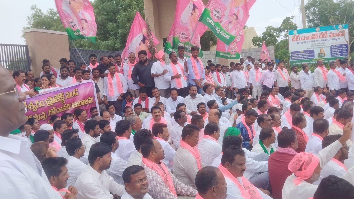DNevuri's tweet photo. కాలేశ్వరం ప్రాజెక్టులో అంతర్భాగమైన కన్నేపల్లి పంప్ హౌస్ నుండి వృథాగా సముద్రంలో కలిసిపోతున్న గోదావరి జలాలను ఎత్తిపోసి తెలంగాణ బీడు భూములకు సాగునీరు అందించాలని డిమాండ్ చేస్తూ, యాదాద్రి భువనగిరి జిల్లా కలెక్టరేట్ కార్యాలయం ముందు BRS పార్టీ ఆధ్వర్యంలో భారీ ధర్నా..⁦⁦@KTR_BRS⁩⁦ https://t.co/P9mWBK1Q0O