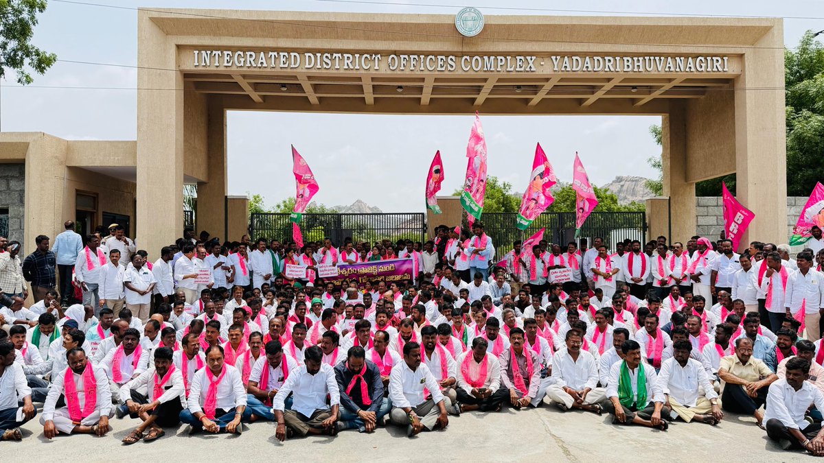 DNevuri's tweet photo. కాలేశ్వరం ప్రాజెక్టులో అంతర్భాగమైన కన్నేపల్లి పంప్ హౌస్ నుండి వృథాగా సముద్రంలో కలిసిపోతున్న గోదావరి జలాలను ఎత్తిపోసి తెలంగాణ బీడు భూములకు సాగునీరు అందించాలని డిమాండ్ చేస్తూ, యాదాద్రి భువనగిరి జిల్లా కలెక్టరేట్ కార్యాలయం ముందు BRS పార్టీ ఆధ్వర్యంలో భారీ ధర్నా..⁦⁦@KTR_BRS⁩⁦ https://t.co/P9mWBK1Q0O
