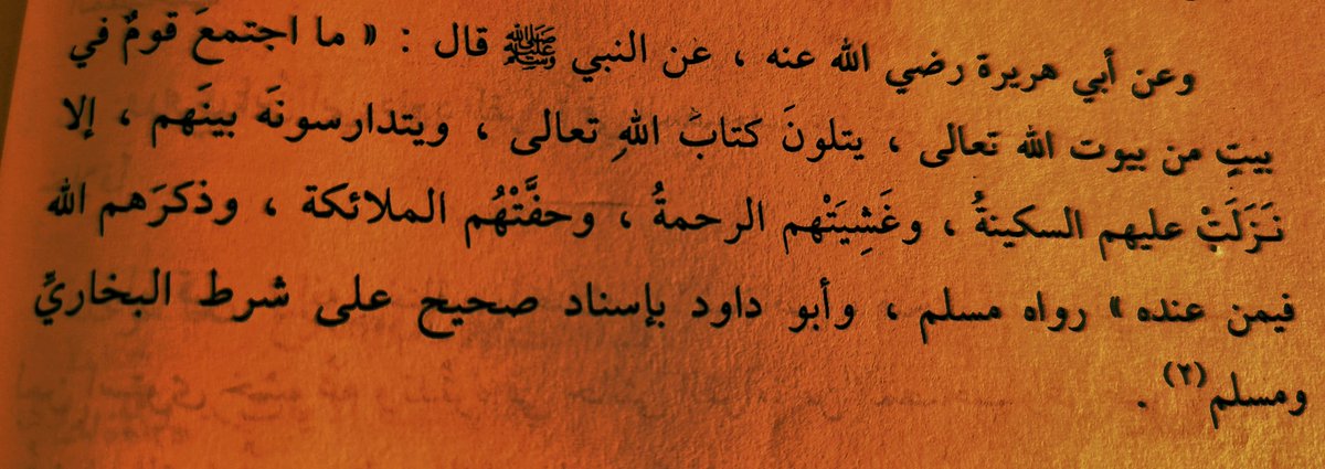 ogrensonrakonus's tweet photo. Ebû Hüreyre'den (radıyallahu anh), Nebî'den ﷺ rivayet edildiğine göre şöyle buyurdu: "Allah Teâlâ'nın evlerinden bir evde toplanıp Allah'ın Kitabı'nı okuyan ve onu aralarında müzakere eden hiçbir topluluk yoktur ki üzerlerine sekînet inmesin, rahmet onları kuşatmasın, melekler etraflarını sarmasın ve Allah onları kendi katındakiler arasında anmasın."  Müslim ve Ebû Dâvûd.