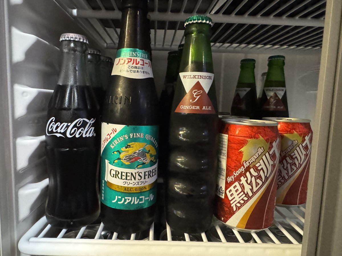 razzacurry's tweet photo. 【7/11(土)、7/12(日)の営業情報】

★ 新メニューのお知らせ ★

①ターリー （カレー3種/4種）
②ビリヤニターリー （カレー2種/3種/4種）

複数のカレーを楽しめる大皿メニューが登場。
これまでの「ボリュームが多すぎる」という声を受けまして、従来よりカレーの量を軽めにしつつ、多数の副菜と共に楽しめるセットとしました。ぜひお試しください。
カレー1種、2種のセットは100円の値下げしました。
カレー3種セットは廃止し、代わりにカレー単品（レギュラー/ハーフ）をメニューに追加しました。

★ 新ドリンクのお知らせ ★

①黒松沙士（ヘイソンサースー）
②ジンジャーエール
台湾のルートビアこと黒松沙士が冷蔵庫に登場。サルサパリラの風味が薬のようですが美味しいです。瓶のジンジャーエールもよろしくお願いします。

◆7/11(土) LUNCH 12:00-15:00(LO14:30)
◆7/12(日) LUNCH 12:00-15:00(LO14:30)
選べる4種のカレーとチキンビリヤニをどうぞ。
お席余裕ございます

 【今週のカレー】  
１．チキン：Chicken Karahi（チキン カラヒ）
パキスタンのレシピがベースではありますが、いわゆる無水カレー的なホロホロとした仕上がりにしています。

２．ポーク：Pork Vindaloo（ポークビンダルー）  
インド西部、ビネガーが効いたゴア州の名物料理です。
今回は豚肉が少し大きめです。

３．マトン：Dhaba Style Mutton Curry（ダバスタイル マトンカレー）  
北インドの濃厚なマトンカレーです。

４．ベジ：Chana Masala（チャナマサラ）
ひよこ豆のカレー。カロンジが効いています。

【ご予約について】
X(twitter)またはInstagramのDMにて承ります。お名前、日付、ご来店時間、人数をご記載ください。空きを確認して返信いたします。
営業当日、営業中は電話にてご連絡を。080-9536-0357

ご予約時にテーブル、カウンターなどのご指定がありましたら可能な限り承ります。（ご指定がない場合は入店順にテーブルorカウンターをご選択いただく形となります（2名様以上で、テーブルに空きがある場合のみ））