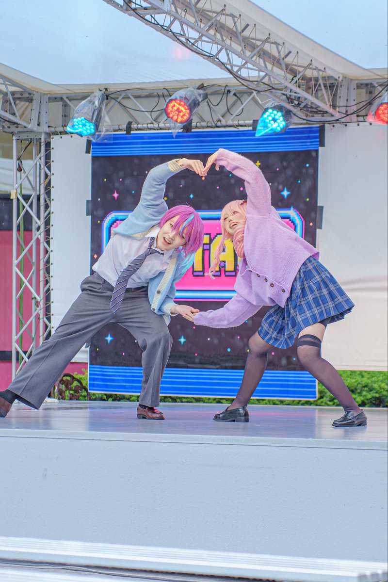 hiyohiyori_cos's tweet photo. Stage shot📸 #prsk_cos

                誰か答えてくれないか！

 🎈@fukkei_cos 🎀me
Photo by @yuu_sa73 
 #ヒルサイド #コスプレス  #えむステージ https://t.co/Wj3aF1J488