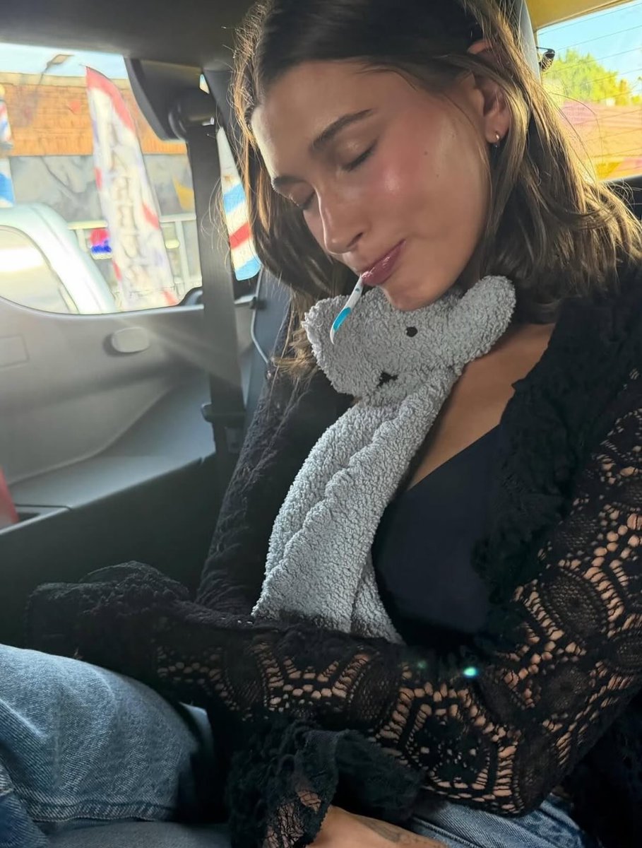 qenliii's tweet photo. GA HERAN Hailey Bieber sering bawa beginian 😭 ternyata Colgate Wisp dong 

sikat gigi mini yang udah ada odolnya dan ga perlu air, habis ngopi/makan tinggal ambil satu, konsepnya simpel tapi kepake banget. https://t.co/tUptrTur19