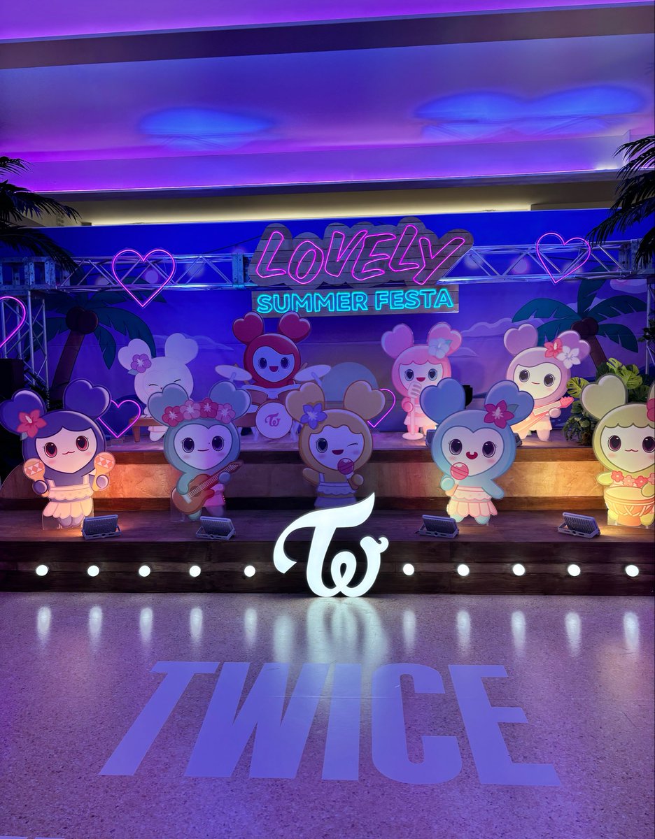 twicepeachy's tweet photo. At the twice popup~ 🥰 https://t.co/zuFSxRDg6f