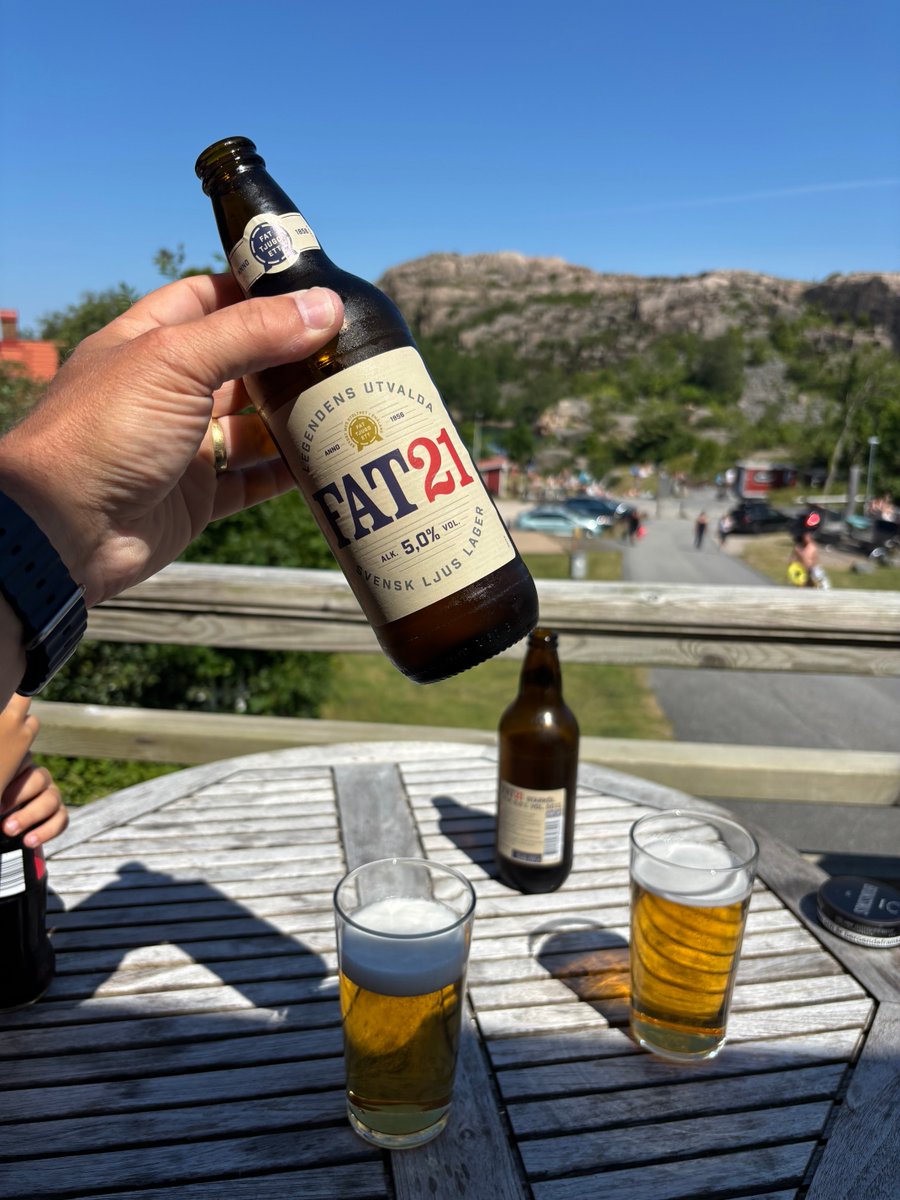 Glennsarn's tweet photo. Lunchölen avnjuts vid blå himmel och salta bad… 🇸🇪👍🏻❤️🙏👌🍺 https://t.co/bpvSIoM736