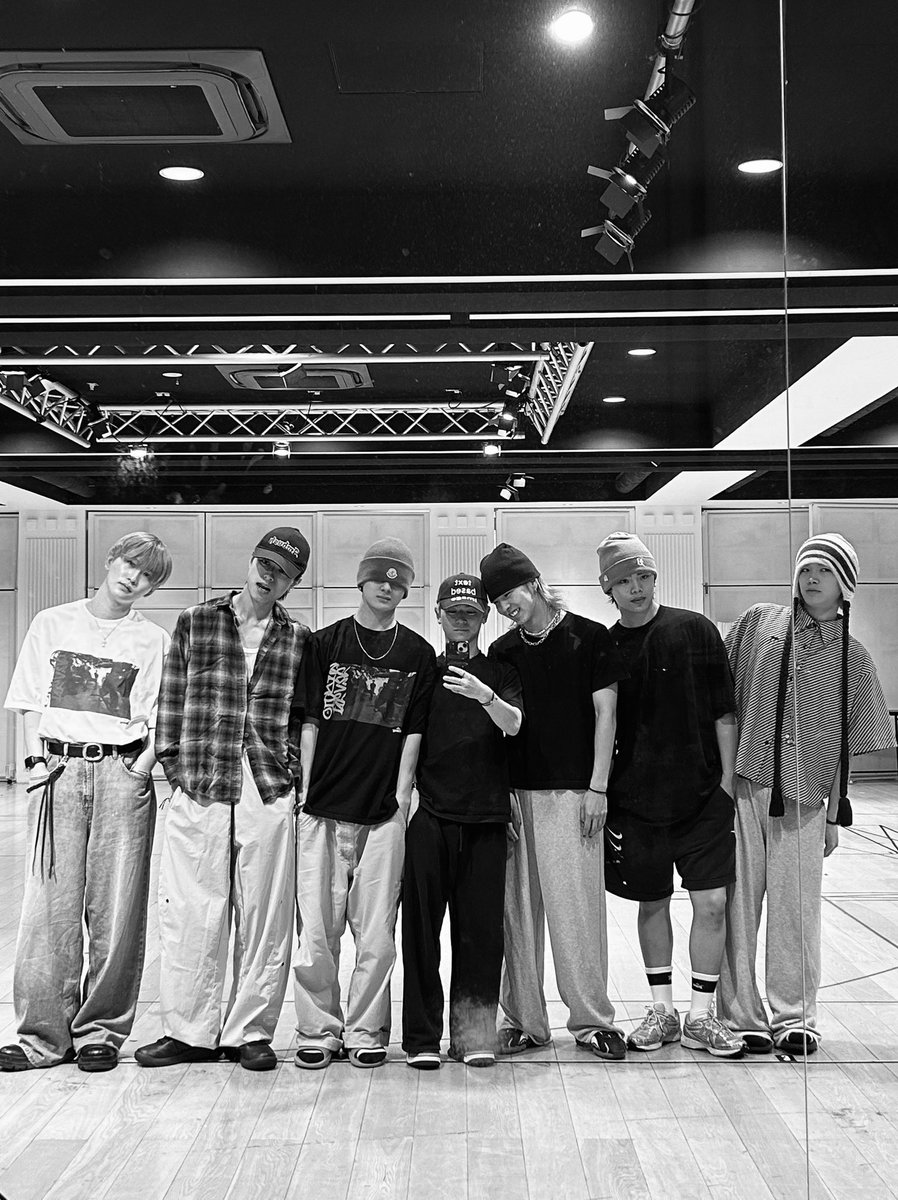 _KID_PHENOMENON's tweet photo. 愉快な仲間達⭐️

ラストリハーサルを終えたよ
準備万端🙆

明日から"KIDS00's"
わくわくしてきた

by瑠偉❤️‍🔥

#キドフェノ #鈴木瑠偉
#KIDPHENOMENON https://t.co/SLDbGWFCOW