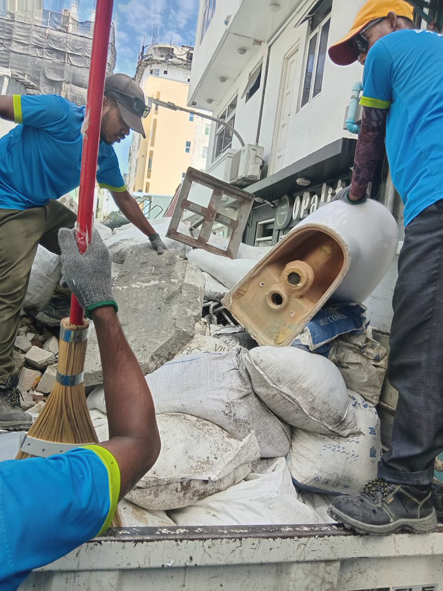 MaleCitymv's tweet photo. މާލޭގެ އެކި ސަރަހައްދުތަކަށް ނެރެފައި ހުންނަ ގާކުނޑި ތައް ނަގާ ސާފުކުރުން 

މާލެ ސިޓީގެ މަގުތަކަށް ކުނި އަޅާ ފަރާތްތަށް ފާހަގަ ކުރެވޭނަމަ އަޅުގަނޑުމެންގެ ހޮޓްލައިން 9341144 އަށް ފޮޓޯ އަދި ވީޑިއޯ ފޮނުއްވައި ދެއްވުން އެދެން،މާލެ ސިޓީ ސާފުކޮށް ބޭއްވުމަށް ހުރިހާ ރައްޔިތުންގެ  އެއްބާރުލުން ބޭނުންވޭ.