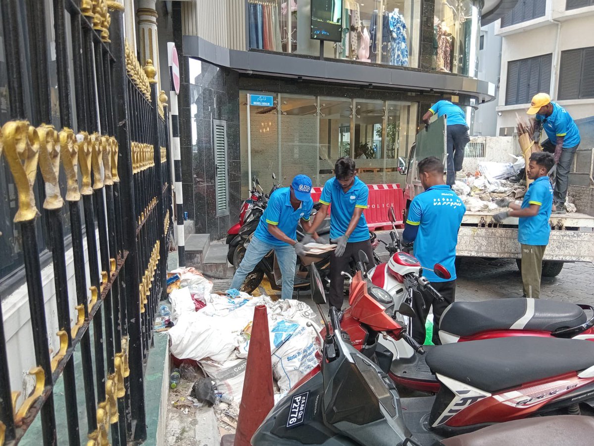 MaleCitymv's tweet photo. މާލޭގެ އެކި ސަރަހައްދުތަކަށް ނެރެފައި ހުންނަ ގާކުނޑި ތައް ނަގާ ސާފުކުރުން 

މާލެ ސިޓީގެ މަގުތަކަށް ކުނި އަޅާ ފަރާތްތަށް ފާހަގަ ކުރެވޭނަމަ އަޅުގަނޑުމެންގެ ހޮޓްލައިން 9341144 އަށް ފޮޓޯ އަދި ވީޑިއޯ ފޮނުއްވައި ދެއްވުން އެދެން،މާލެ ސިޓީ ސާފުކޮށް ބޭއްވުމަށް ހުރިހާ ރައްޔިތުންގެ  އެއްބާރުލުން ބޭނުންވޭ.