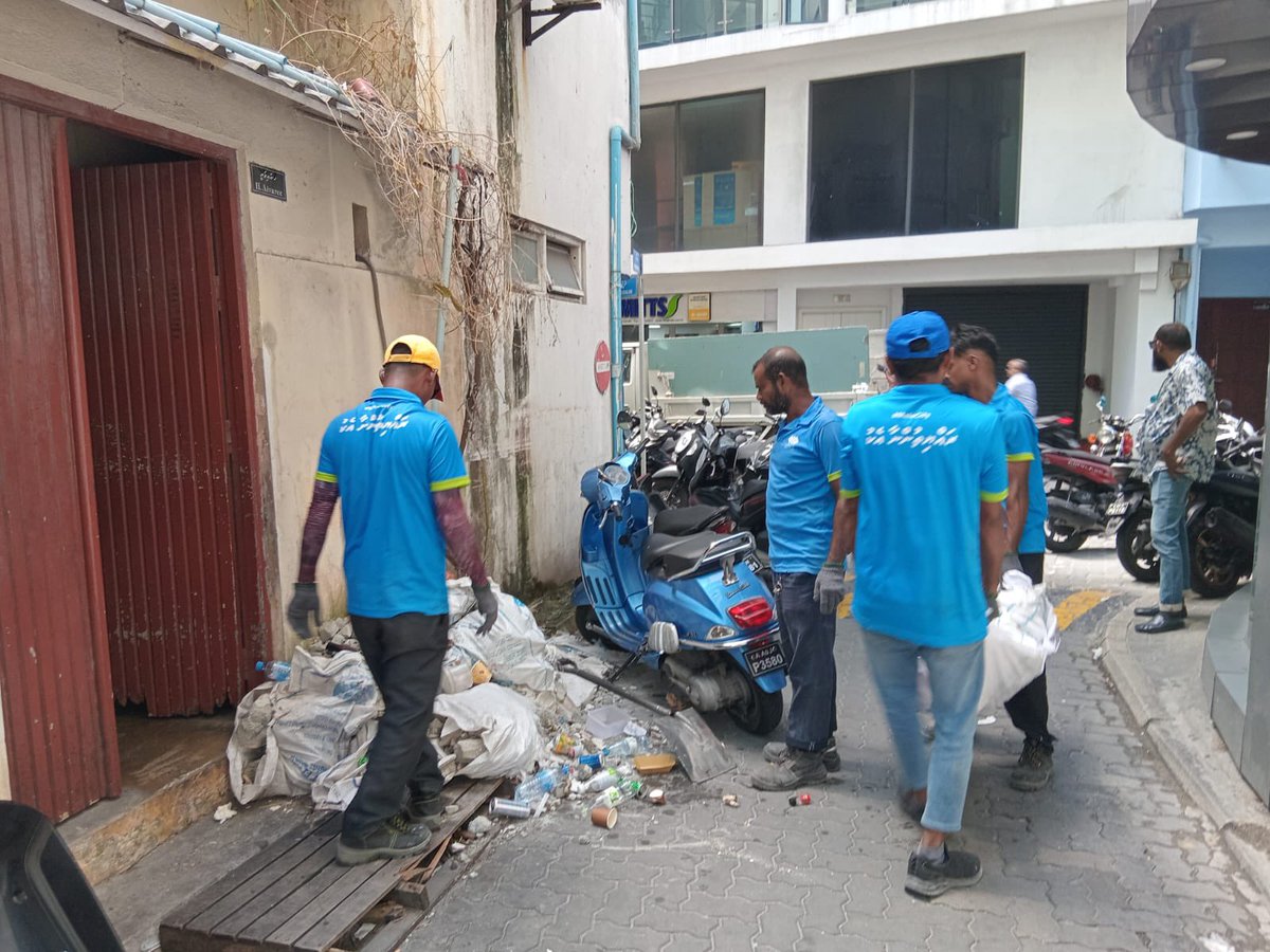 MaleCitymv's tweet photo. މާލޭގެ އެކި ސަރަހައްދުތަކަށް ނެރެފައި ހުންނަ ގާކުނޑި ތައް ނަގާ ސާފުކުރުން 

މާލެ ސިޓީގެ މަގުތަކަށް ކުނި އަޅާ ފަރާތްތަށް ފާހަގަ ކުރެވޭނަމަ އަޅުގަނޑުމެންގެ ހޮޓްލައިން 9341144 އަށް ފޮޓޯ އަދި ވީޑިއޯ ފޮނުއްވައި ދެއްވުން އެދެން،މާލެ ސިޓީ ސާފުކޮށް ބޭއްވުމަށް ހުރިހާ ރައްޔިތުންގެ  އެއްބާރުލުން ބޭނުންވޭ.