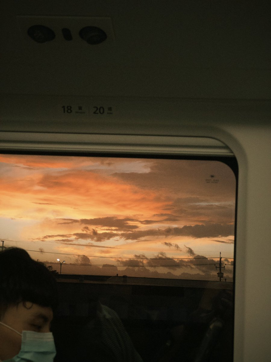 Finabobibibobi's tweet photo. 學習攝影就是為了在美麗雲彩出現時好好的記錄下來 https://t.co/hrMePbLOi6