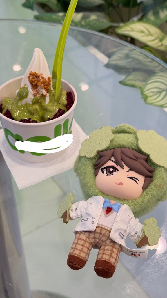 nizeun's tweet photo. the way oikawa and my dessert have the same color palettes lmao https://t.co/7pwgyLILyj