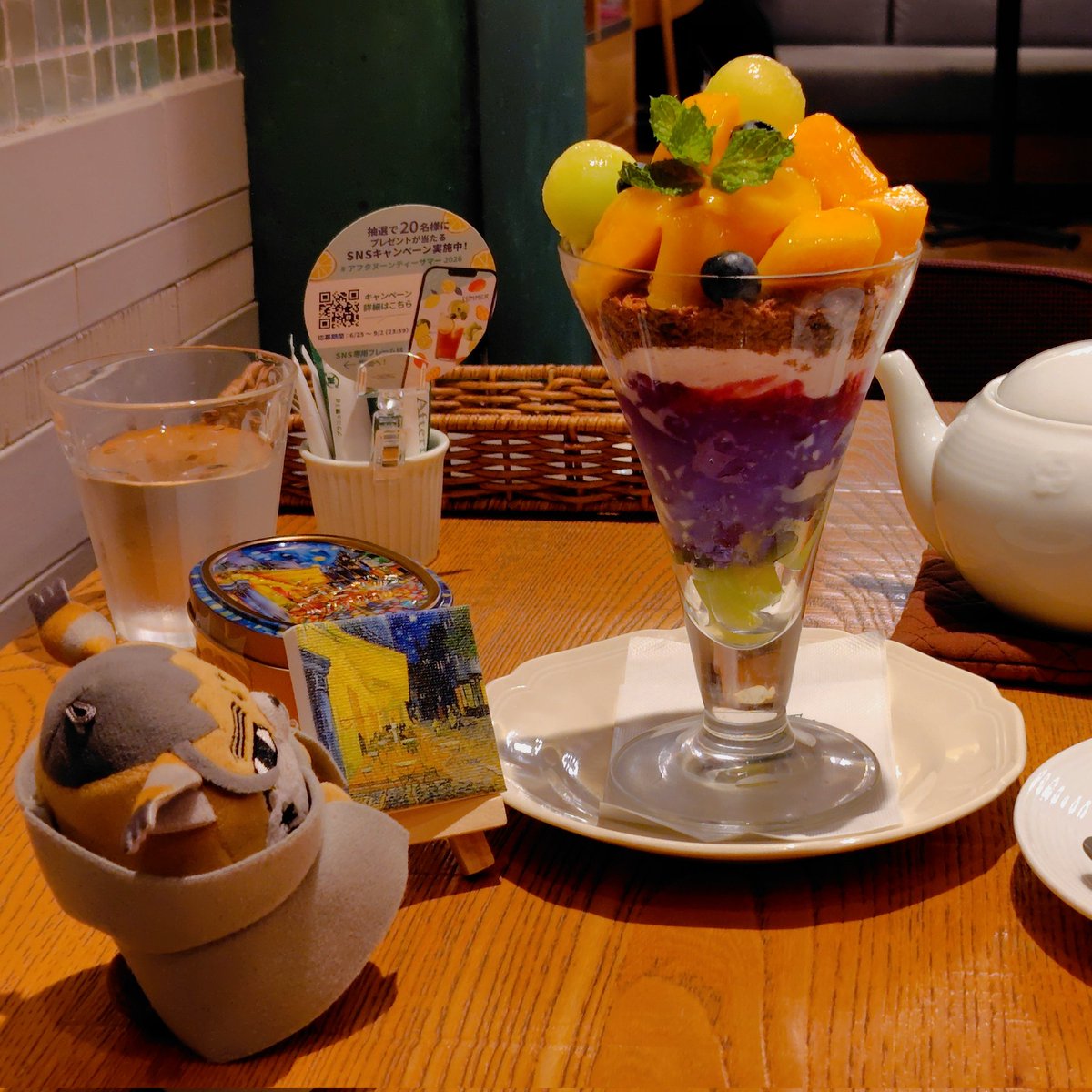 oagekitune's tweet photo. フォゼね、だいゴ  ッホてんにいってきた！🌃のカフェテラスをイメージしたパフェもたべたよ😻

#フォゼ尾といっしょ #金カムぬい撮り部 https://t.co/wYyDHWl0Ra