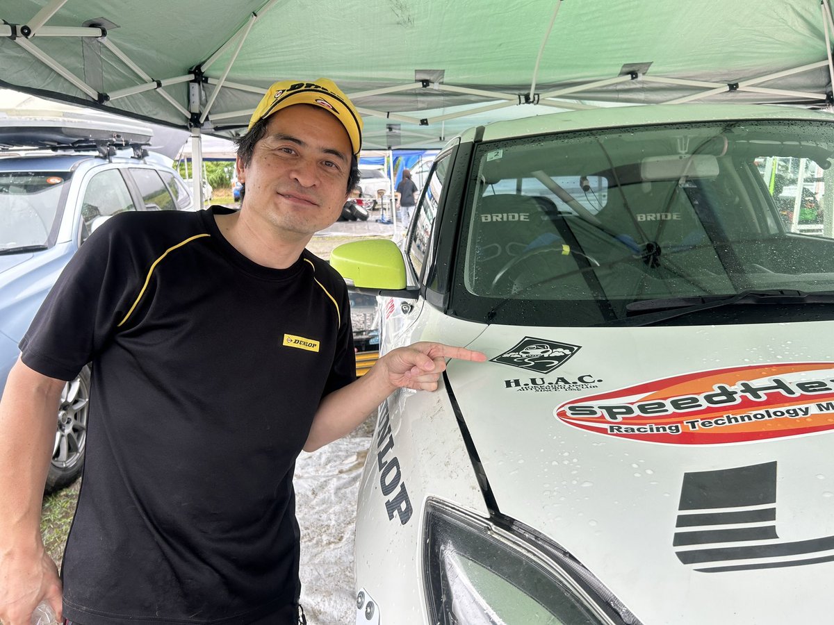 rallyplus's tweet photo. 【びっき〜のホゲホゲ全日本@カムイ日記】今季2戦目をカムイで迎えた鮫島大湖選手。千葉県出身・愛知県在住ですが、北海道大学自動車部出身で「グラベルが大好きなんです〜」とのこと！

車部のステッカーをいただいたそうで、スズキ・スイフトスポーツに丁寧に手貼りしていました。今週はマディなグラベルになりそうですが、満喫してくださいね！
 #全日本ラリー #JRC #hogeJRC