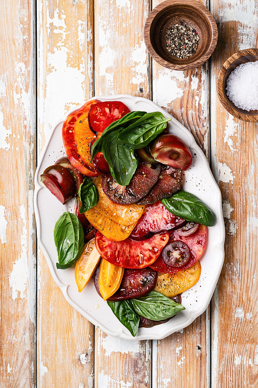 robertalombard5's tweet photo. Fresh local heirloom tomatoes u0026 organic basil just in! Perfect for tonight’s caprese salad – shop now before they’re gone! ， https://t.co/KsL9j8t0Ah