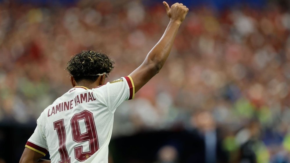 besoccer_ES's tweet photo. 📰 Lamine Yamal, en @elmundoes 

🗣️ "La gente tiene una imagen de mí que no es real. No quiero que se sepa cómo soy"

🗣️ "Ir con tus amigos al parque, jugar, volver a casa, ver el fútbol en cualquier bar, tomar algo con tu madre, ir a un restaurante una vez al mes. Eso es ser de barrio, no liarla"