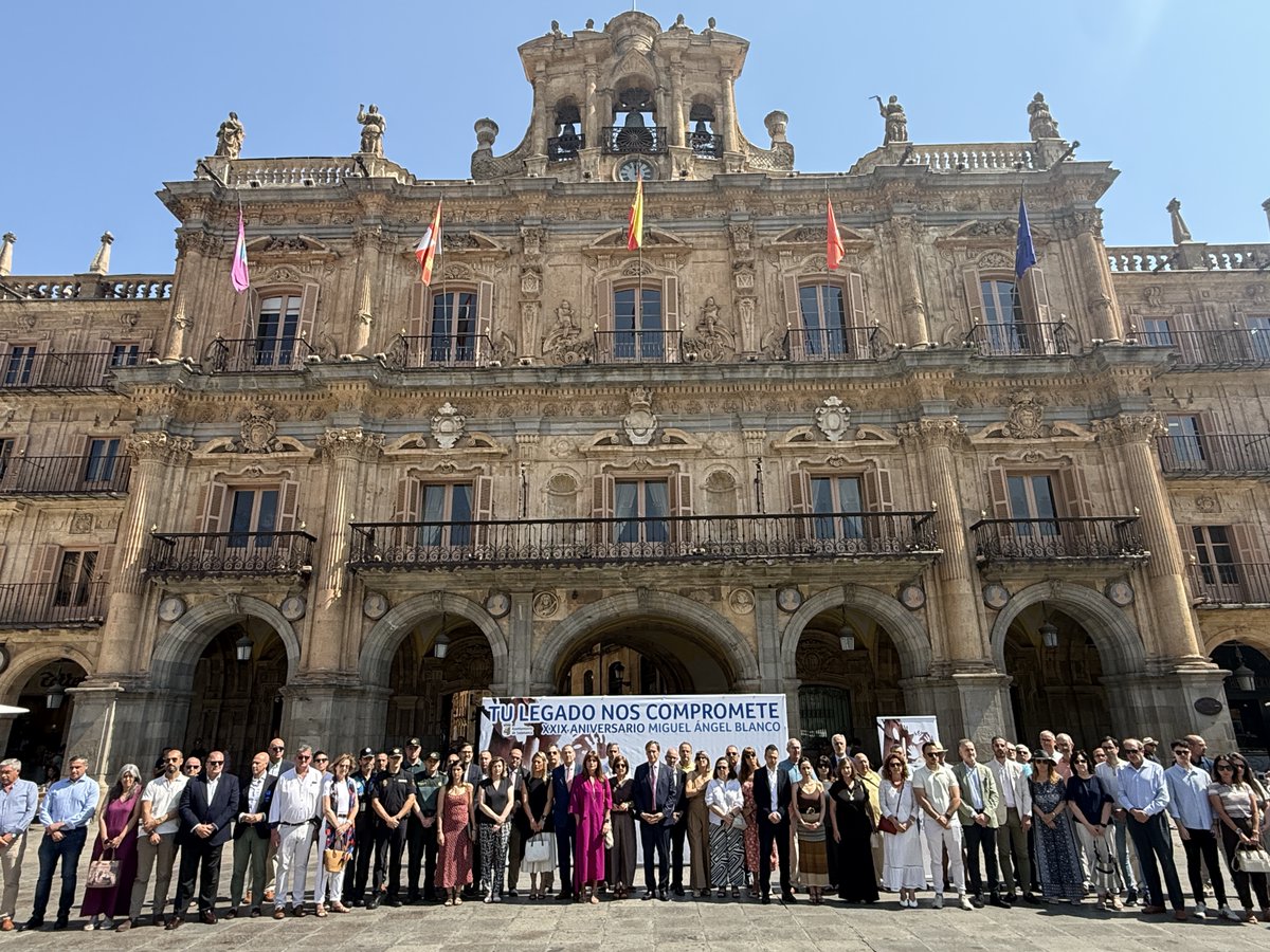 aytoSalamanca's tweet photo. 🕊️ Salamanca vuelve a reivindicar la memoria de Miguel Ángel Blanco en el 29º aniversario de su secuestro y asesinato.

👉La Plaza Mayor ha acogido el homenaje de la sociedad salmantina a todas las víctimas del terrorismo.

https://t.co/whYQRHlQ48 https://t.co/6nfpwLiA6w