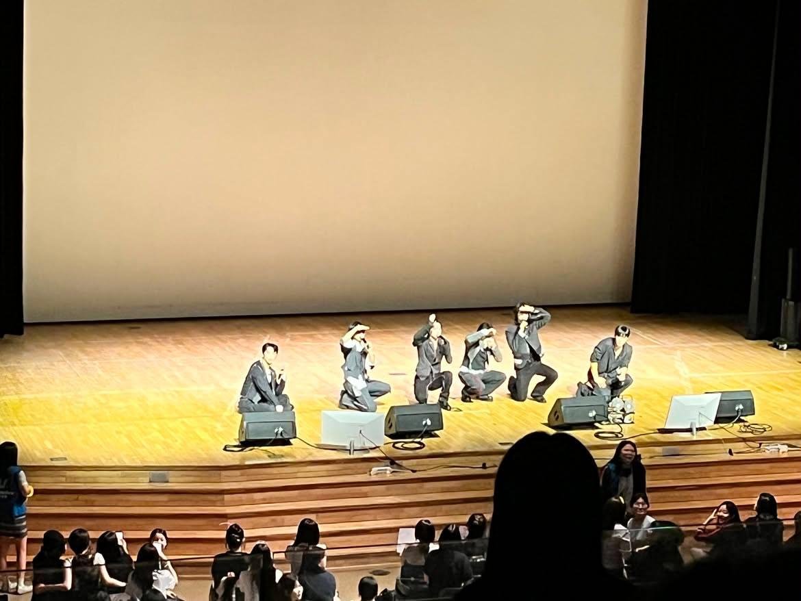 jil_sox10's tweet photo. #온앤오프 #ONF

진짜 귀여웠던 일, 설렜던 일이 많아서 다 빠르게 풀어볼게요 ! 일단 첫번째 사진이 무대 다 끝나고 다들 앵콜이라고 소리치니까 저렇게 둥글게 모여서 제 기억 상"곧 여름이니까 여름 노래 불러볼까?", "여름 쏙 어때?" 이러면서 대화하는데 진짜 귀여웠어요.. (타래로) https://t.co/4edEKYRiZa