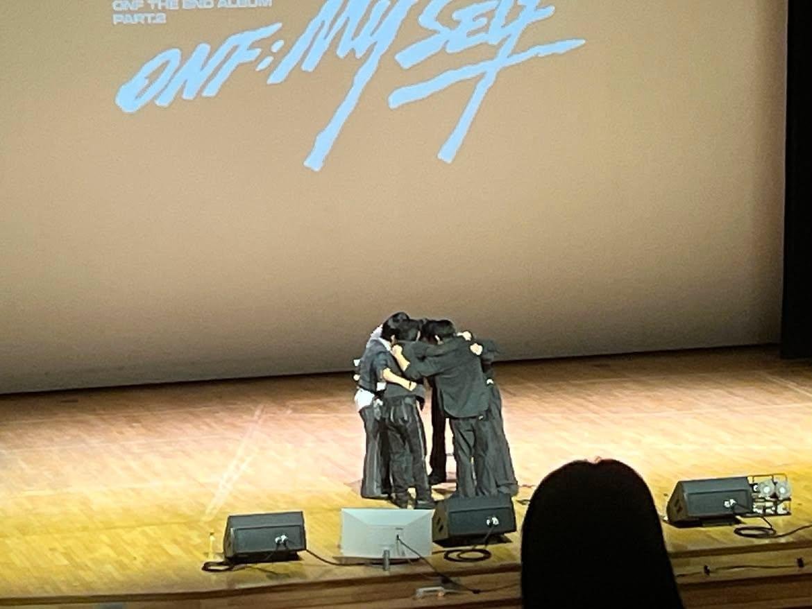jil_sox10's tweet photo. #온앤오프 #ONF

진짜 귀여웠던 일, 설렜던 일이 많아서 다 빠르게 풀어볼게요 ! 일단 첫번째 사진이 무대 다 끝나고 다들 앵콜이라고 소리치니까 저렇게 둥글게 모여서 제 기억 상"곧 여름이니까 여름 노래 불러볼까?", "여름 쏙 어때?" 이러면서 대화하는데 진짜 귀여웠어요.. (타래로) https://t.co/4edEKYRiZa